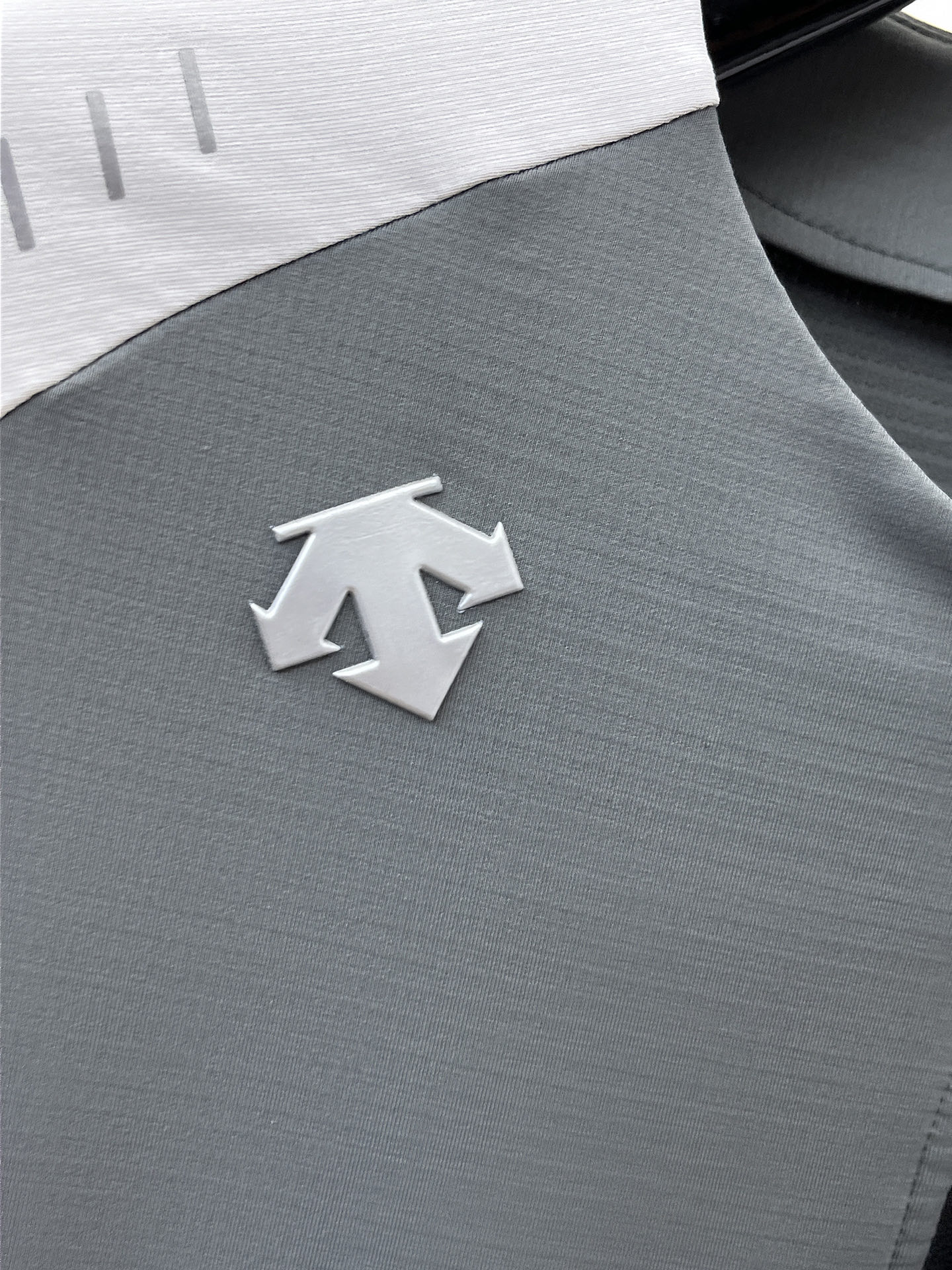 P迪桑特 25ss早秋【新品】圆领打底衫单穿卫衣爆款 超前卫设计风格 细腻舒适 穿着非常轻便不易起皱。多