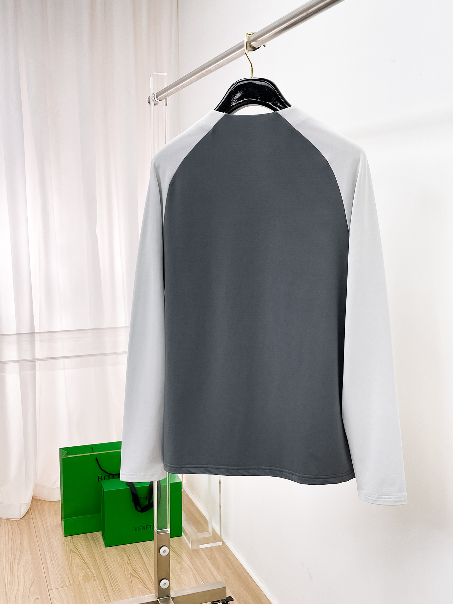 P迪桑特 25ss早秋【新品】圆领打底衫单穿卫衣爆款 超前卫设计风格 细腻舒适 穿着非常轻便不易起皱。多