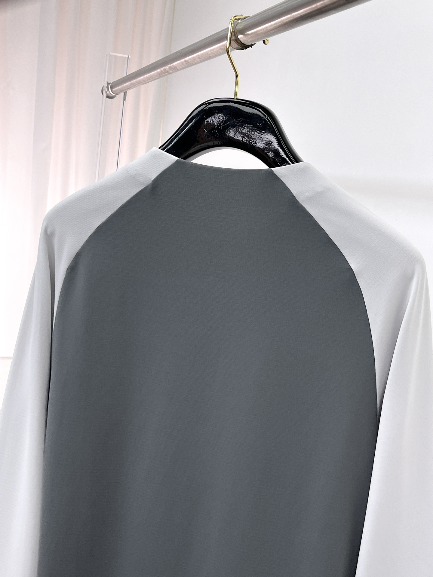 P迪桑特 25ss早秋【新品】圆领打底衫单穿卫衣爆款 超前卫设计风格 细腻舒适 穿着非常轻便不易起皱。多