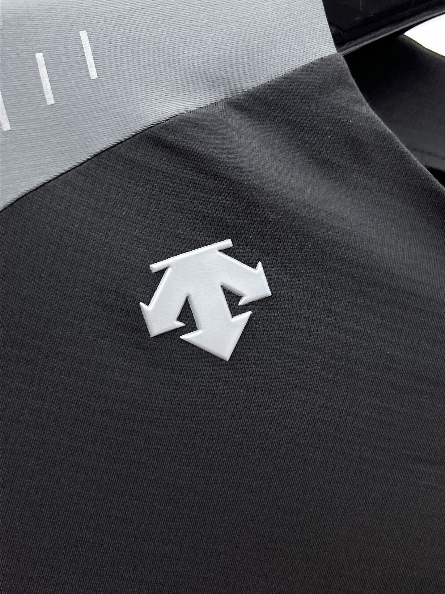 P迪桑特 25ss早秋【新品】圆领打底衫单穿卫衣爆款 超前卫设计风格 细腻舒适 穿着非常轻便不易起皱。多