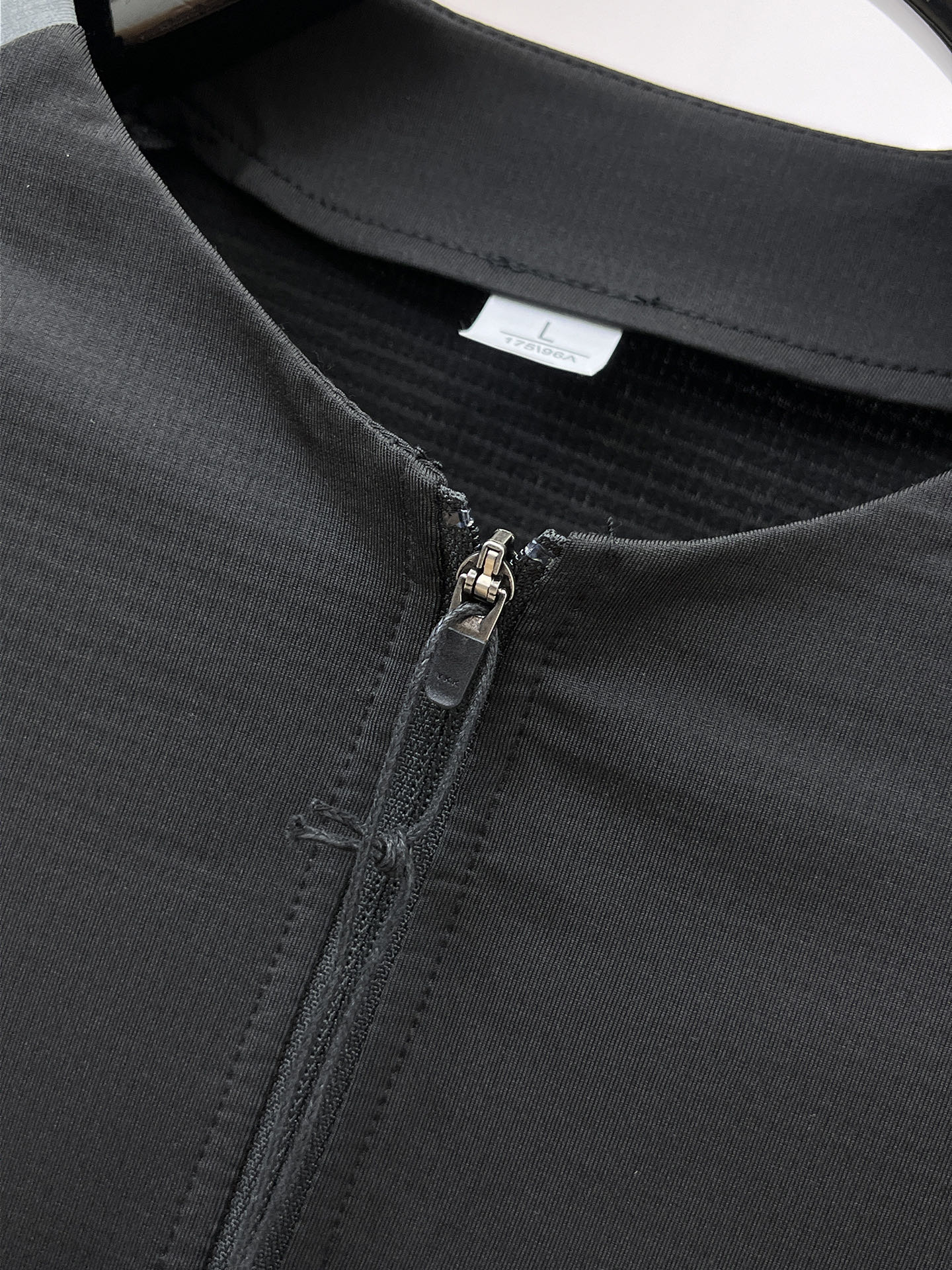 P迪桑特 25ss早秋【新品】圆领打底衫单穿卫衣爆款 超前卫设计风格 细腻舒适 穿着非常轻便不易起皱。多