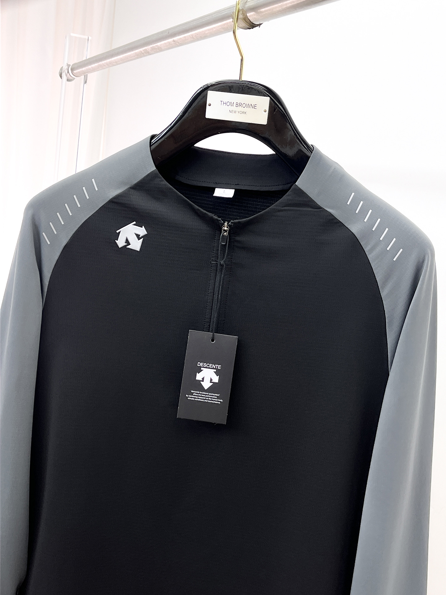 P迪桑特 25ss早秋【新品】圆领打底衫单穿卫衣爆款 超前卫设计风格 细腻舒适 穿着非常轻便不易起皱。多