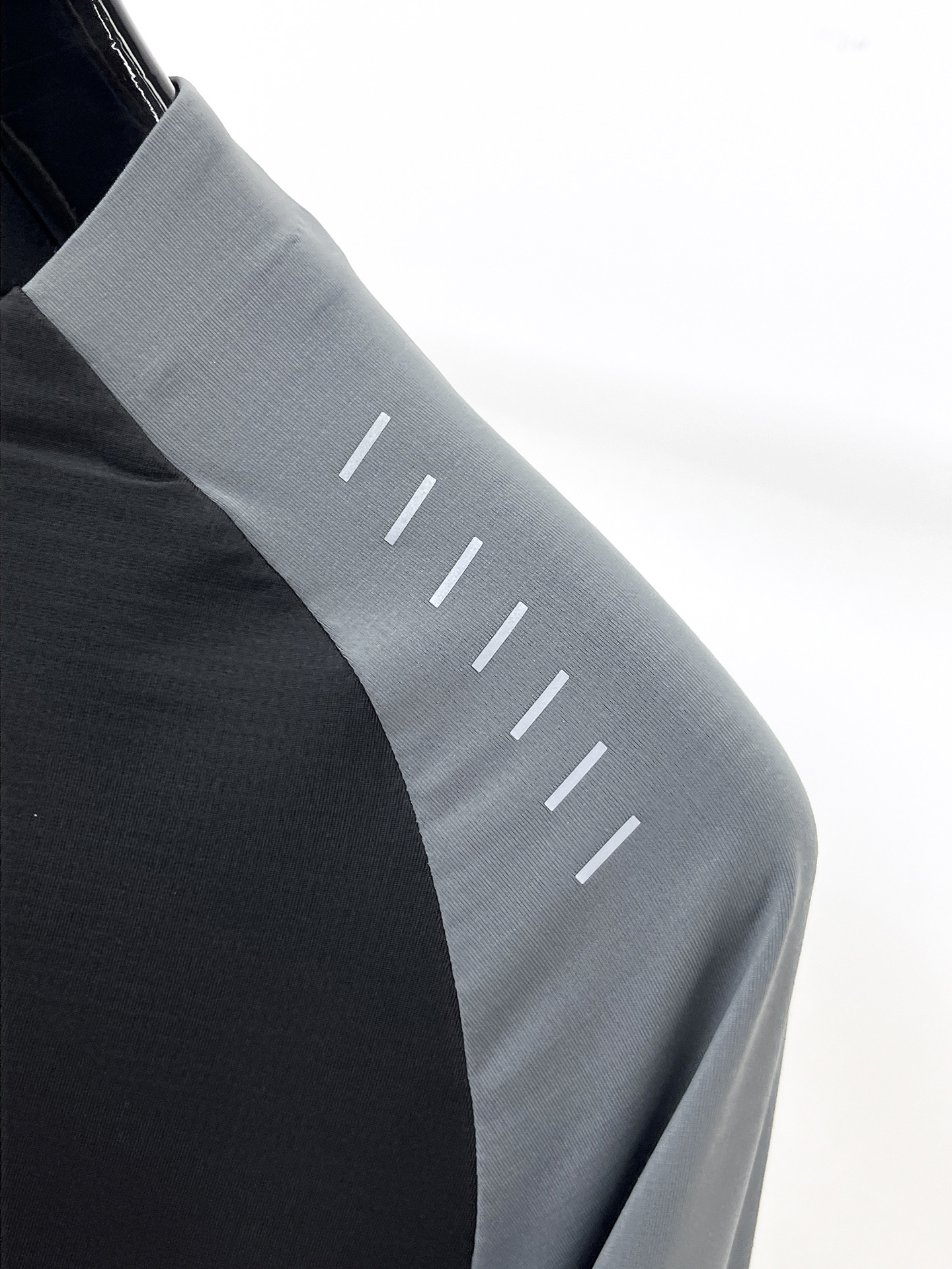 P迪桑特 25ss早秋【新品】圆领打底衫单穿卫衣爆款 超前卫设计风格 细腻舒适 穿着非常轻便不易起皱。多