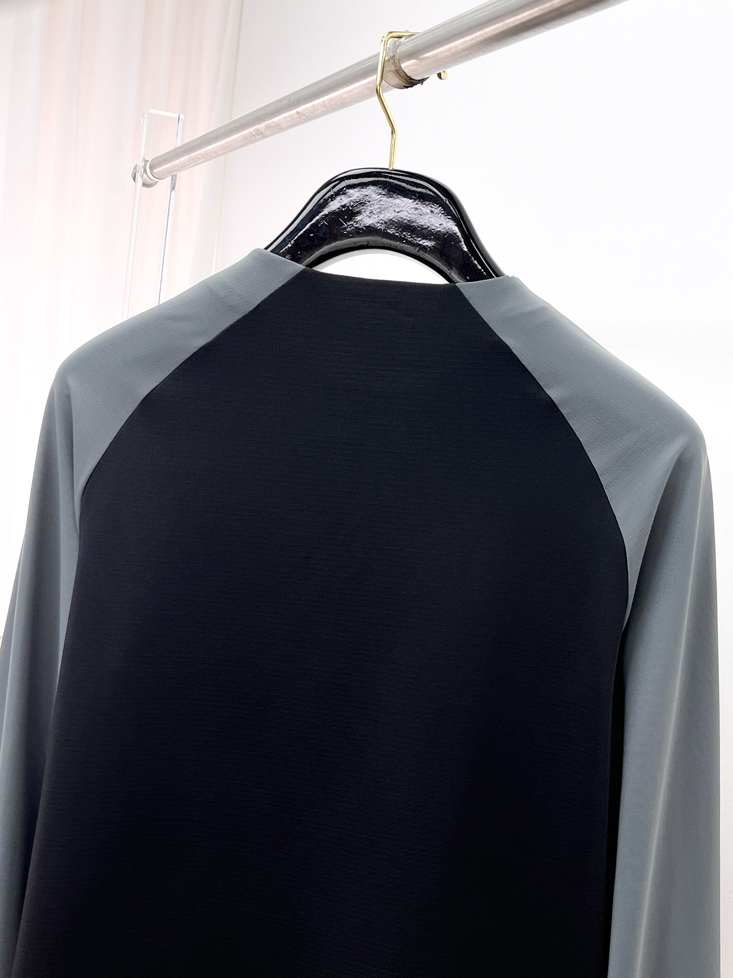 P始祖鸟25ss早秋【新品】圆领打底衫单穿卫衣爆款 超前卫设计风格 细腻舒适 穿着非常轻便不易起皱。多重