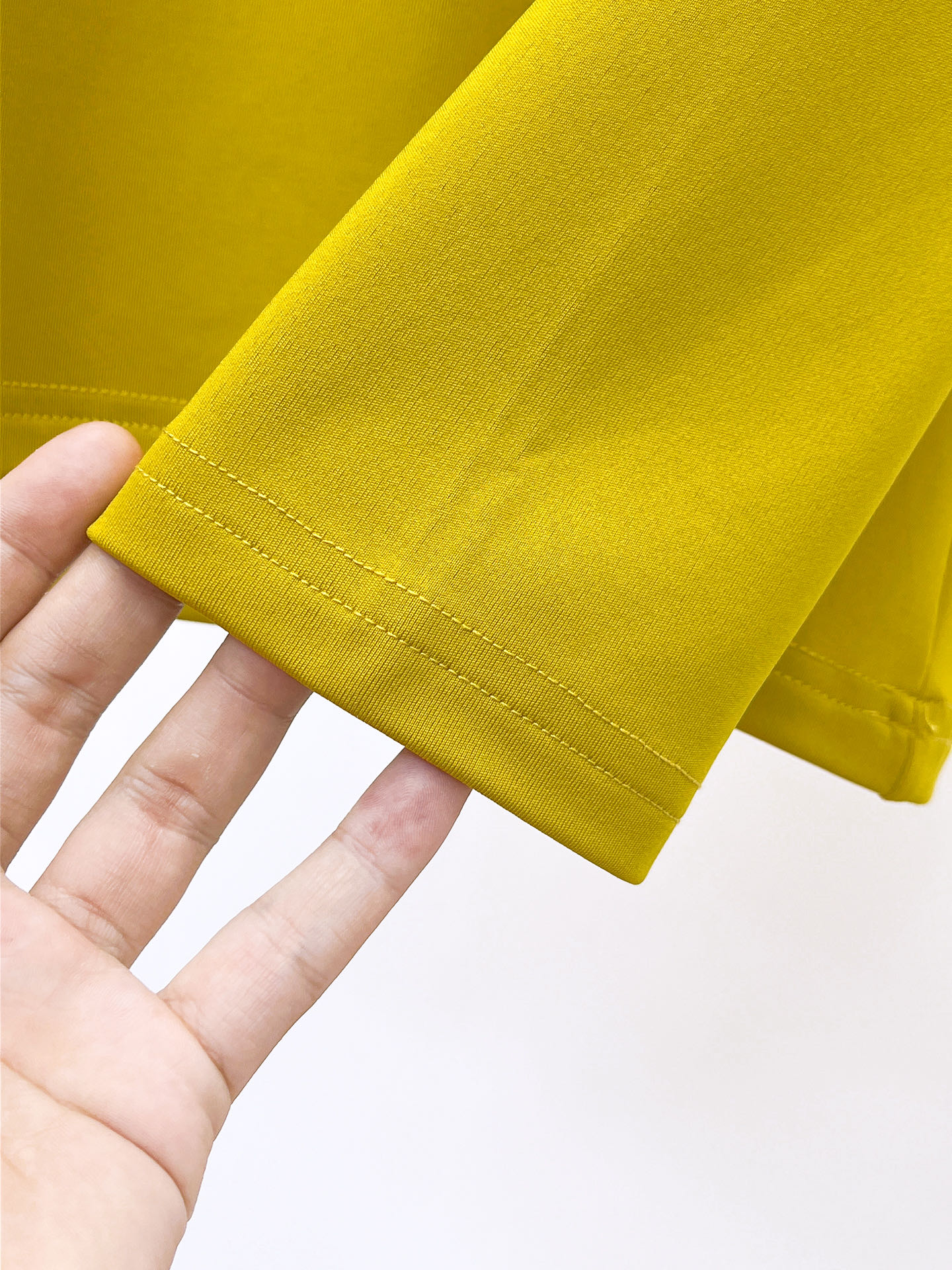 P迪桑特 25ss早秋【新品】圆领打底衫单穿卫衣爆款 超前卫设计风格 细腻舒适 穿着非常轻便不易起皱。多