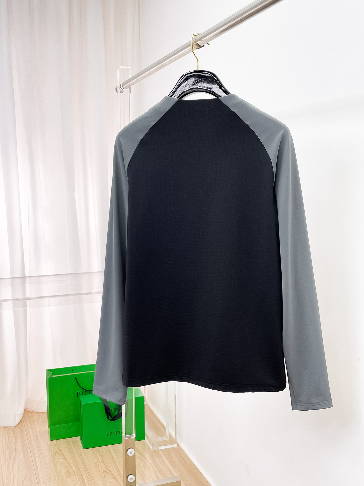 P始祖鸟25ss早秋【新品】圆领打底衫单穿卫衣爆款 超前卫设计风格 细腻舒适 穿着非常轻便不易起皱。多重