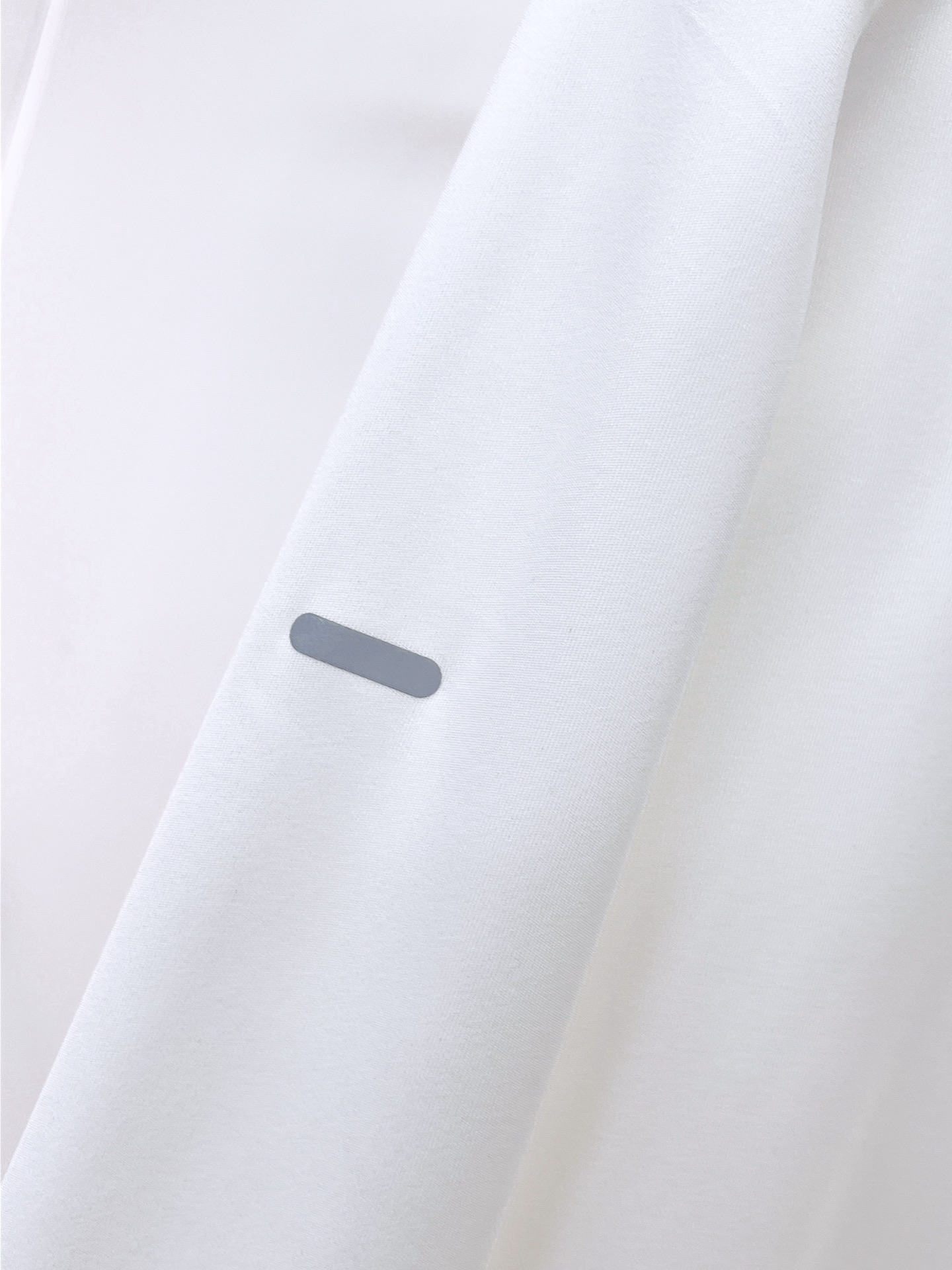 P迪桑特 25ss早秋【新品】圆领打底衫单穿卫衣爆款 超前卫设计风格 细腻舒适 穿着非常轻便不易起皱。多