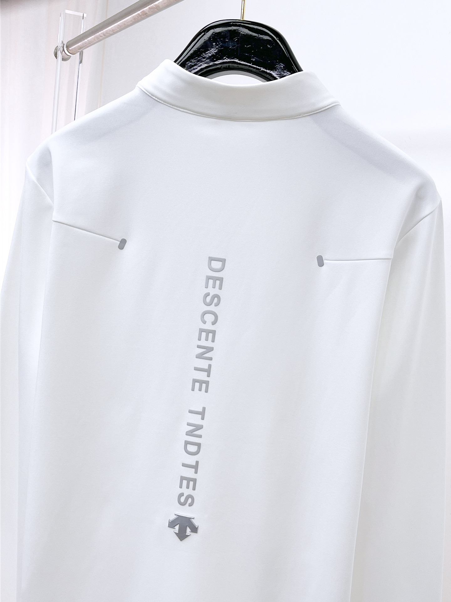 P迪桑特 25ss早秋【新品】圆领打底衫单穿卫衣爆款 超前卫设计风格 细腻舒适 穿着非常轻便不易起皱。多