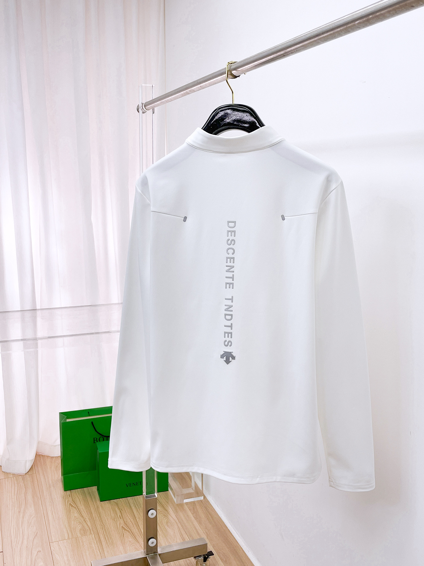 P迪桑特 25ss早秋【新品】圆领打底衫单穿卫衣爆款 超前卫设计风格 细腻舒适 穿着非常轻便不易起皱。多