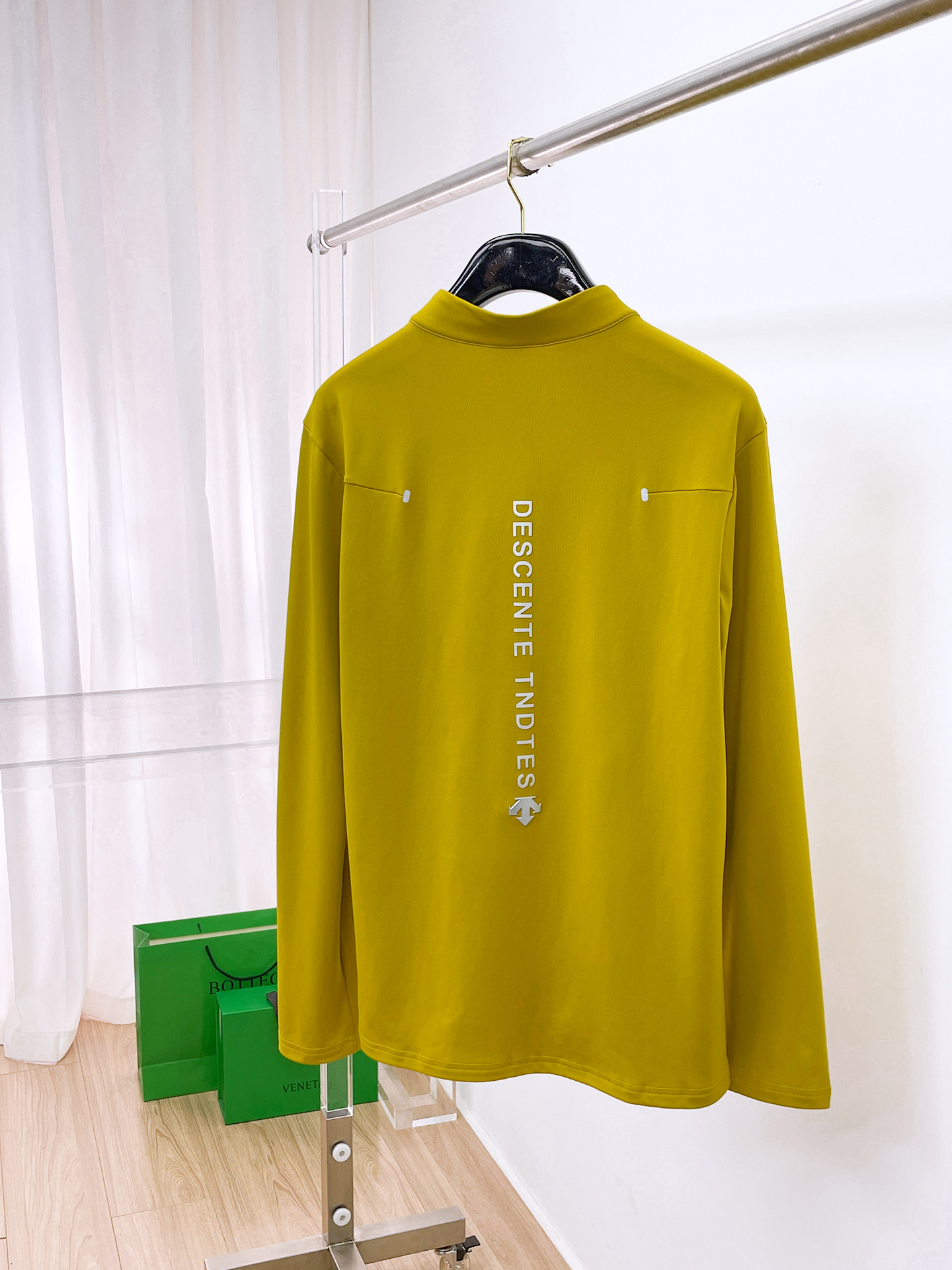 P迪桑特 25ss早秋【新品】圆领打底衫单穿卫衣爆款 超前卫设计风格 细腻舒适 穿着非常轻便不易起皱。多