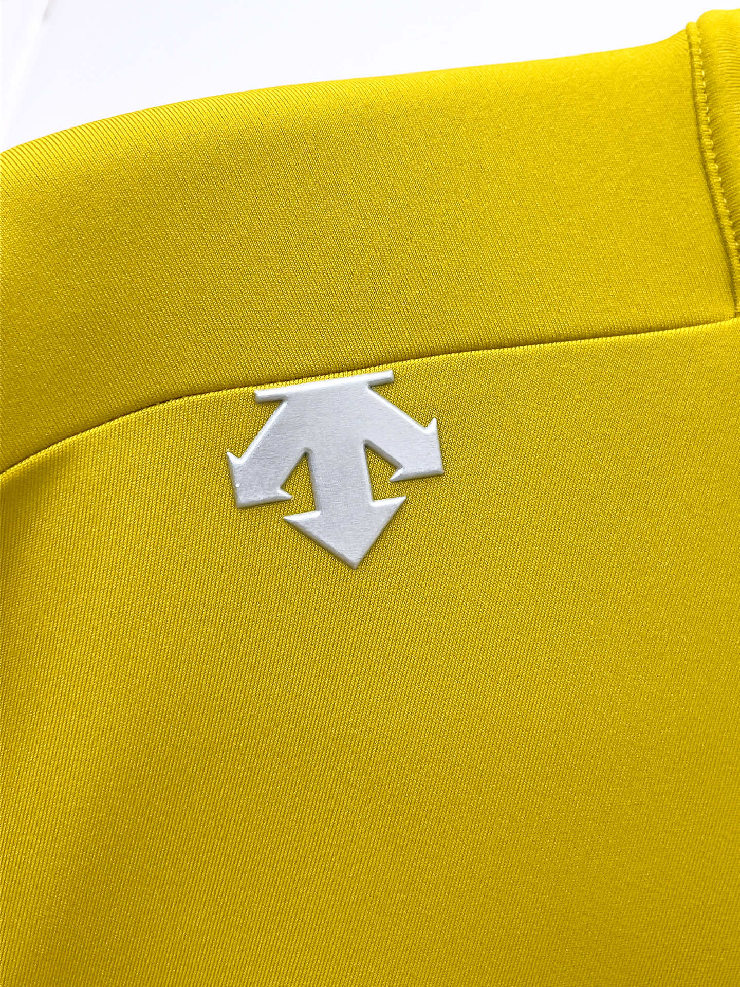 P迪桑特 25ss早秋【新品】圆领打底衫单穿卫衣爆款 超前卫设计风格 细腻舒适 穿着非常轻便不易起皱。多