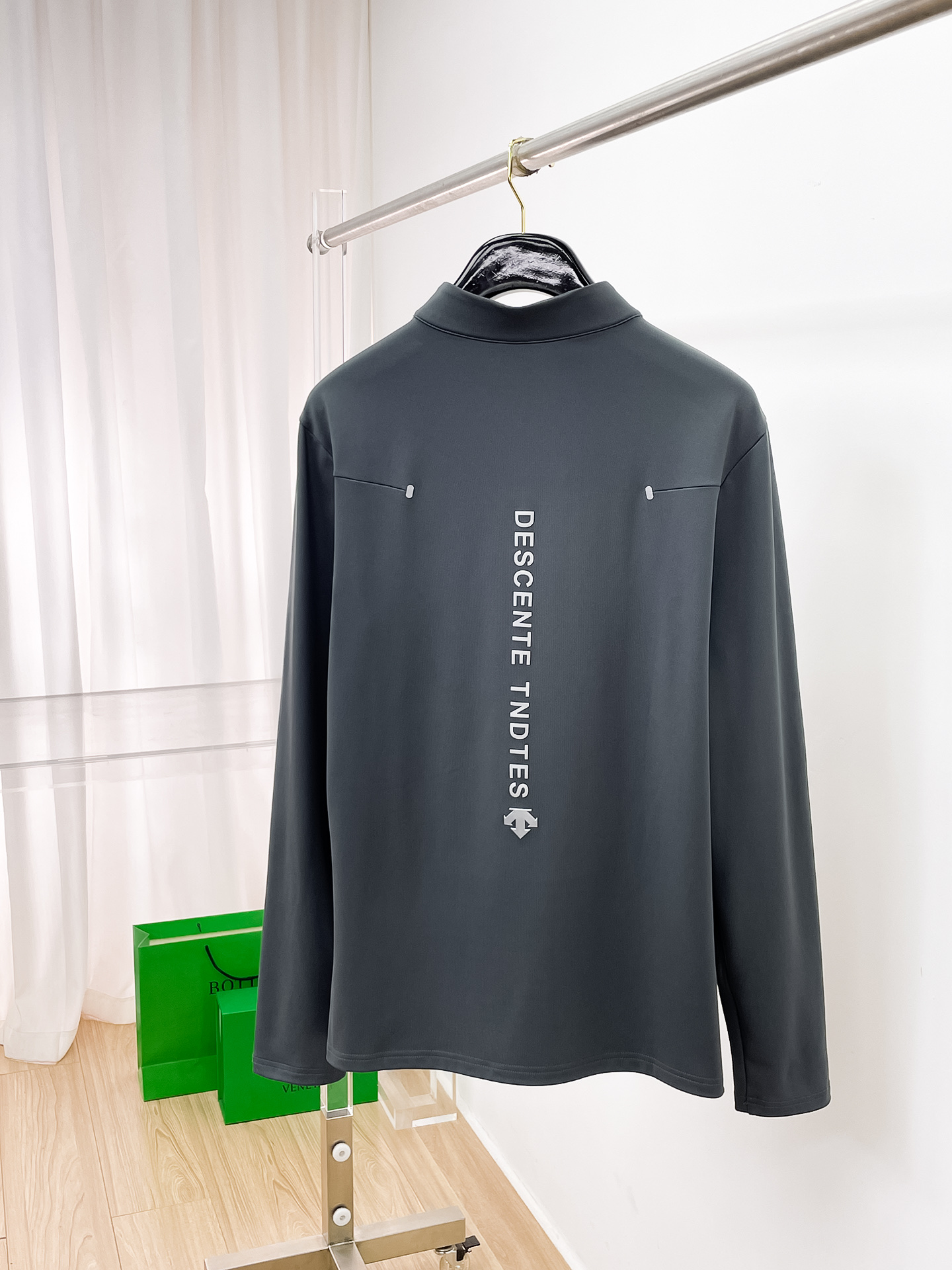 P迪桑特 25ss早秋【新品】圆领打底衫单穿卫衣爆款 超前卫设计风格 细腻舒适 穿着非常轻便不易起皱。多