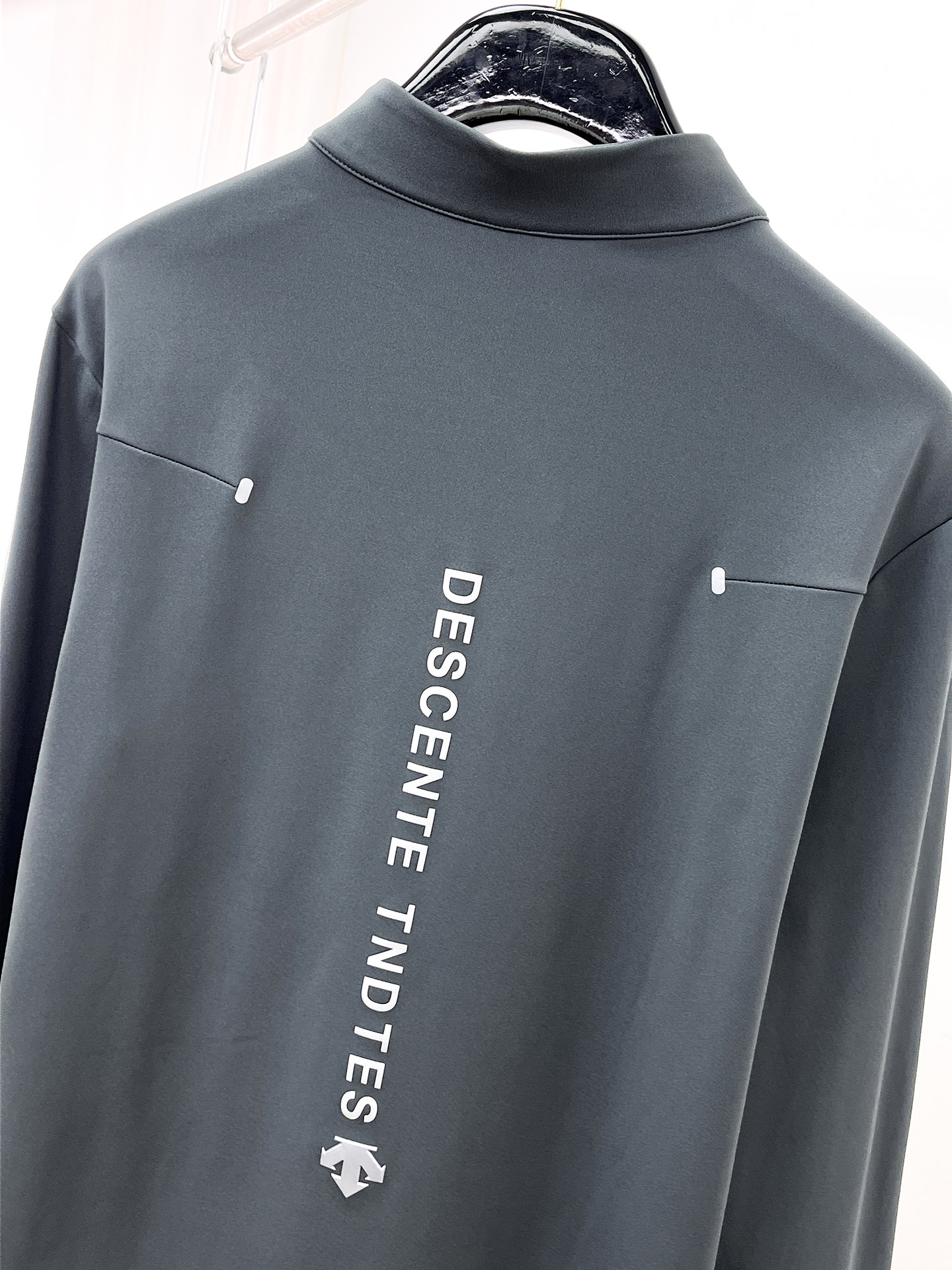 P迪桑特 25ss早秋【新品】圆领打底衫单穿卫衣爆款 超前卫设计风格 细腻舒适 穿着非常轻便不易起皱。多