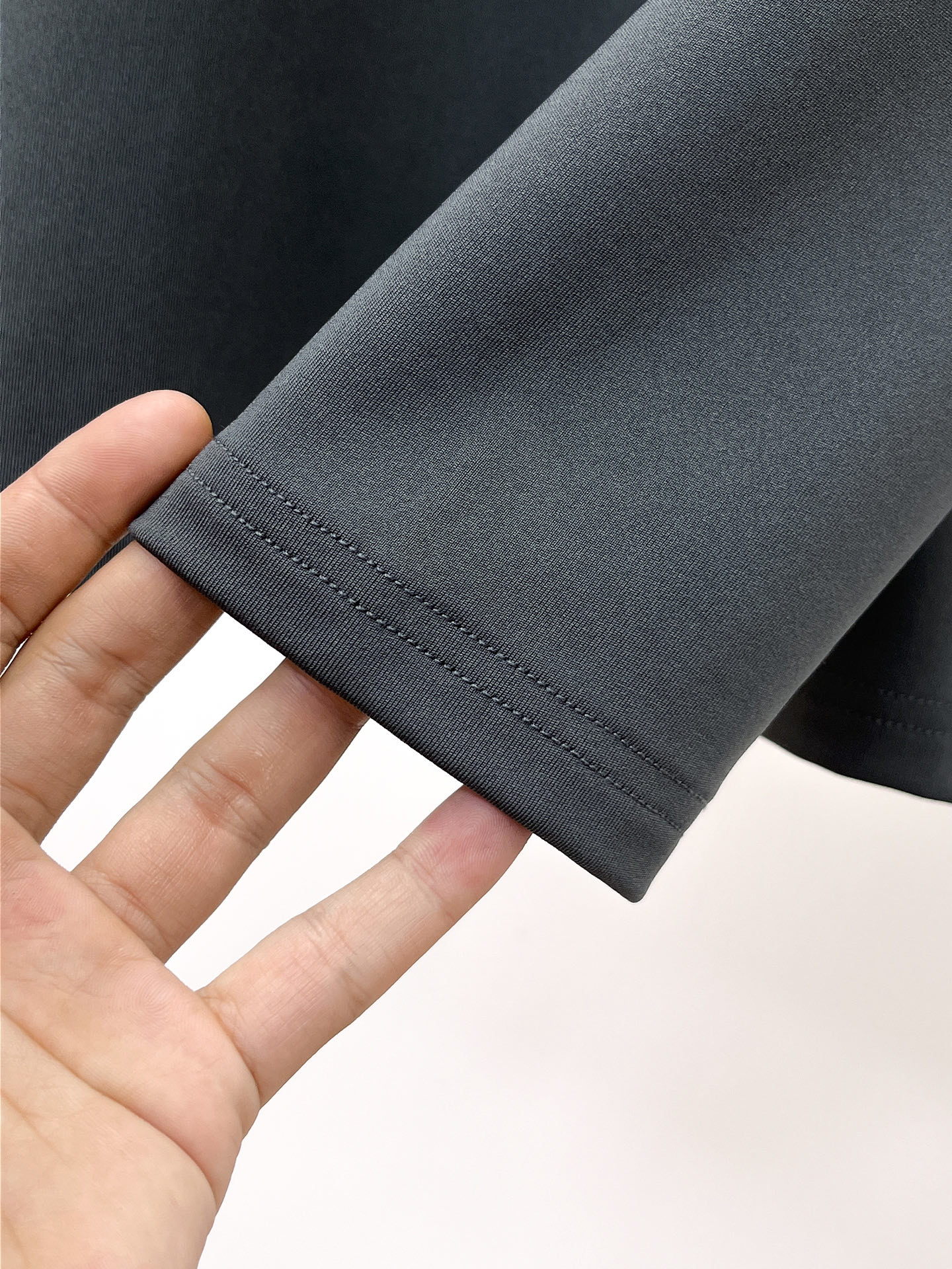 P迪桑特 25ss早秋【新品】圆领打底衫单穿卫衣爆款 超前卫设计风格 细腻舒适 穿着非常轻便不易起皱。多