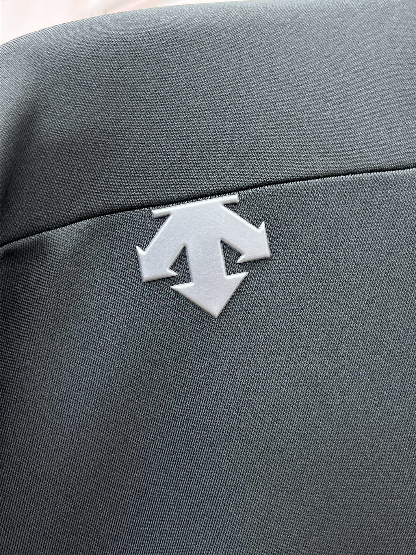 P迪桑特 25ss早秋【新品】圆领打底衫单穿卫衣爆款 超前卫设计风格 细腻舒适 穿着非常轻便不易起皱。多