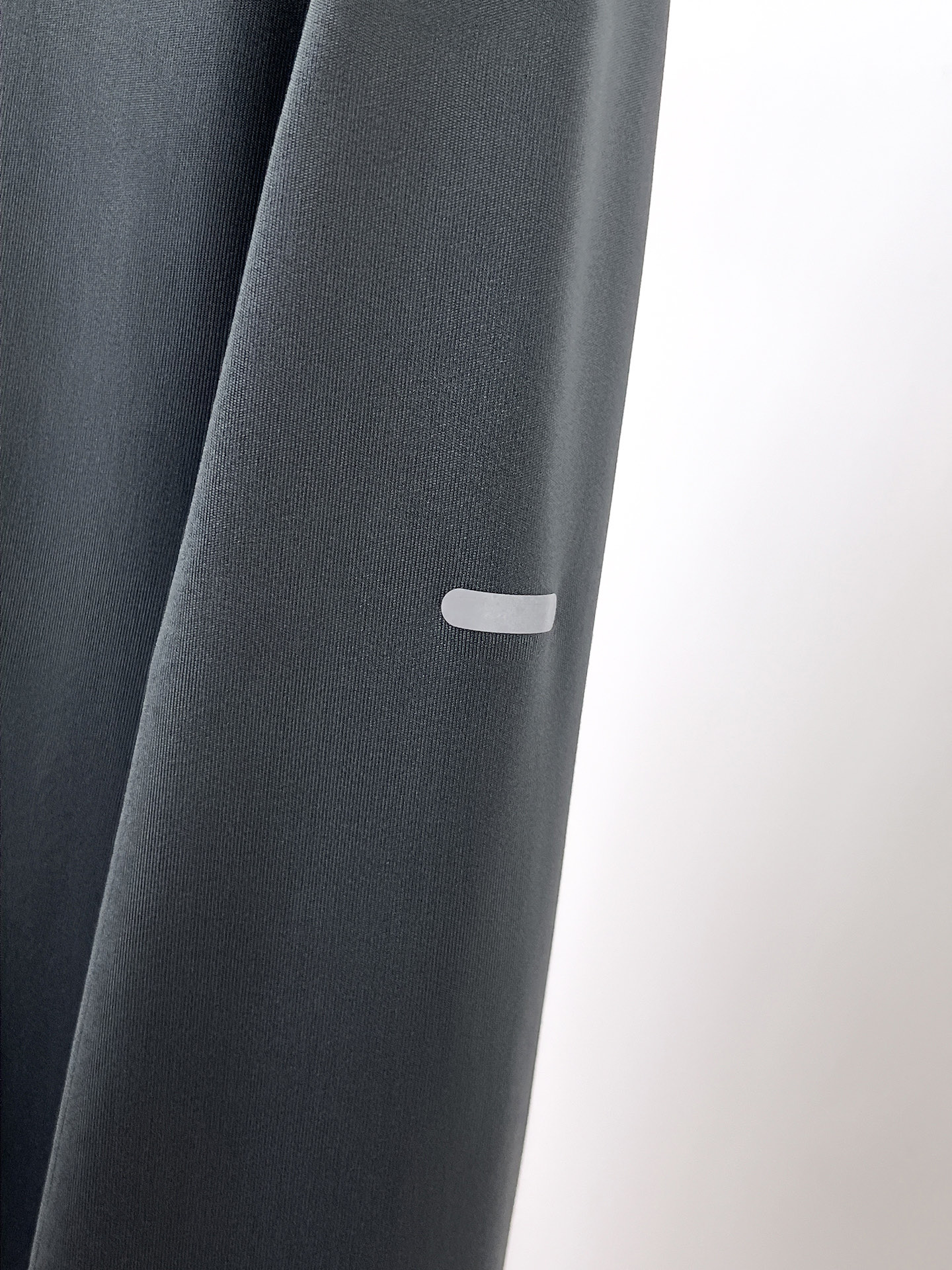 P迪桑特 25ss早秋【新品】圆领打底衫单穿卫衣爆款 超前卫设计风格 细腻舒适 穿着非常轻便不易起皱。多