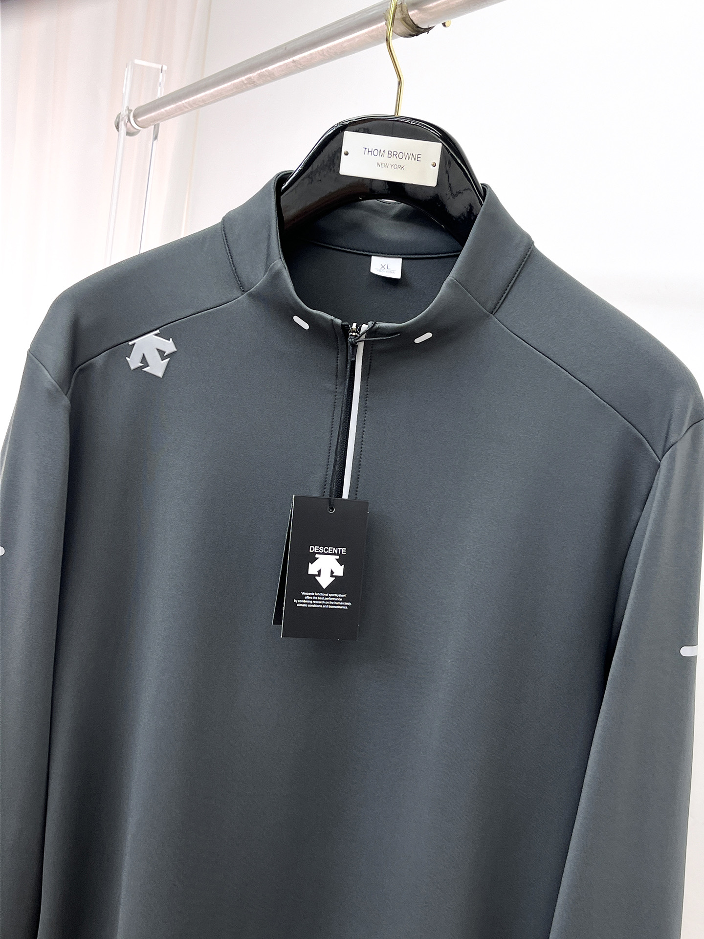 P迪桑特 25ss早秋【新品】圆领打底衫单穿卫衣爆款 超前卫设计风格 细腻舒适 穿着非常轻便不易起皱。多