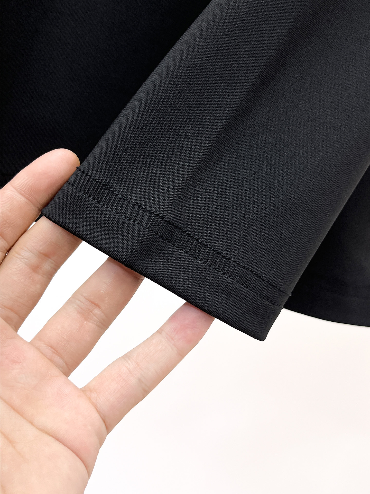 P迪桑特 25ss早秋【新品】圆领打底衫单穿卫衣爆款 超前卫设计风格 细腻舒适 穿着非常轻便不易起皱。多