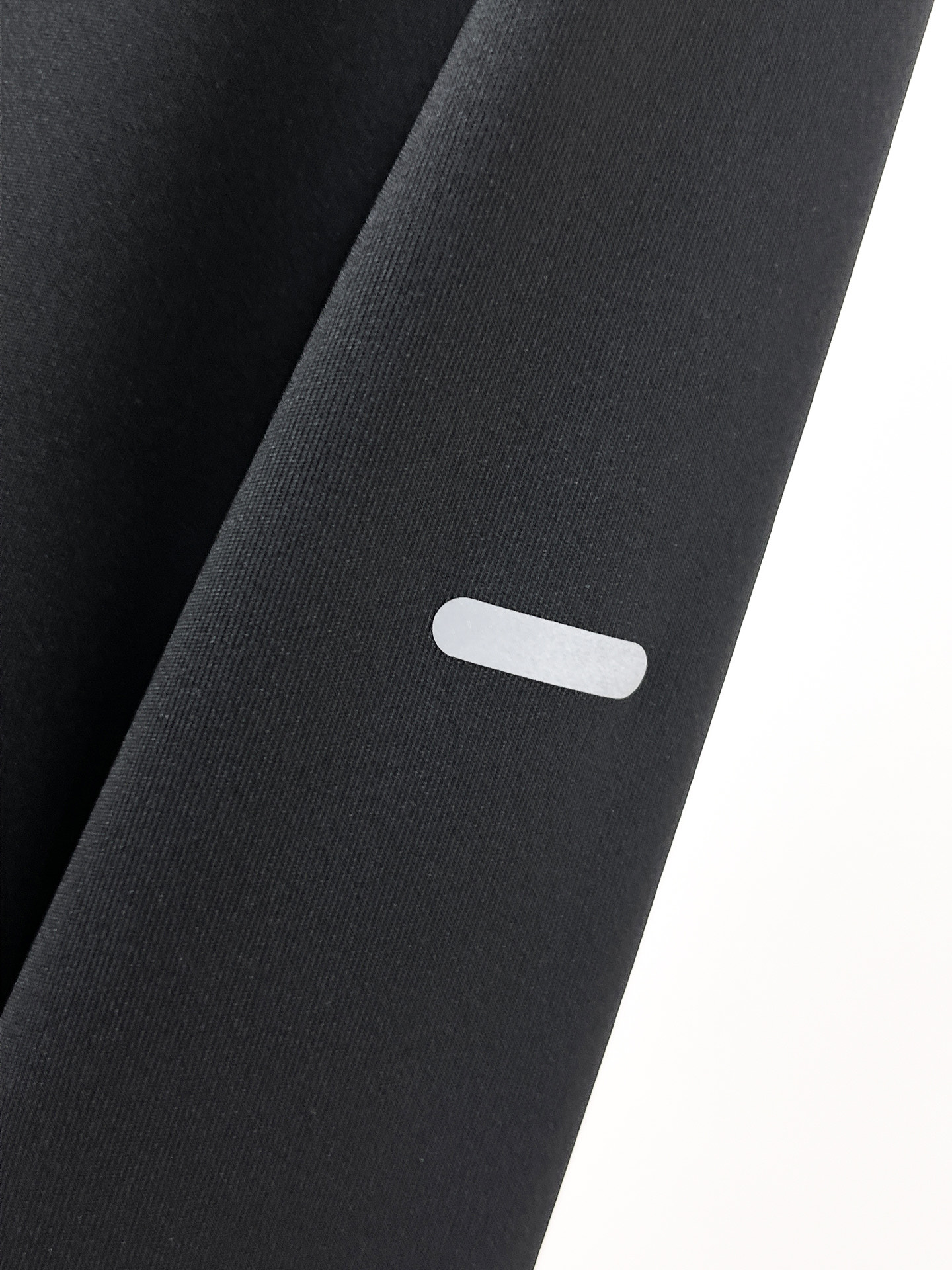 P迪桑特 25ss早秋【新品】圆领打底衫单穿卫衣爆款 超前卫设计风格 细腻舒适 穿着非常轻便不易起皱。多