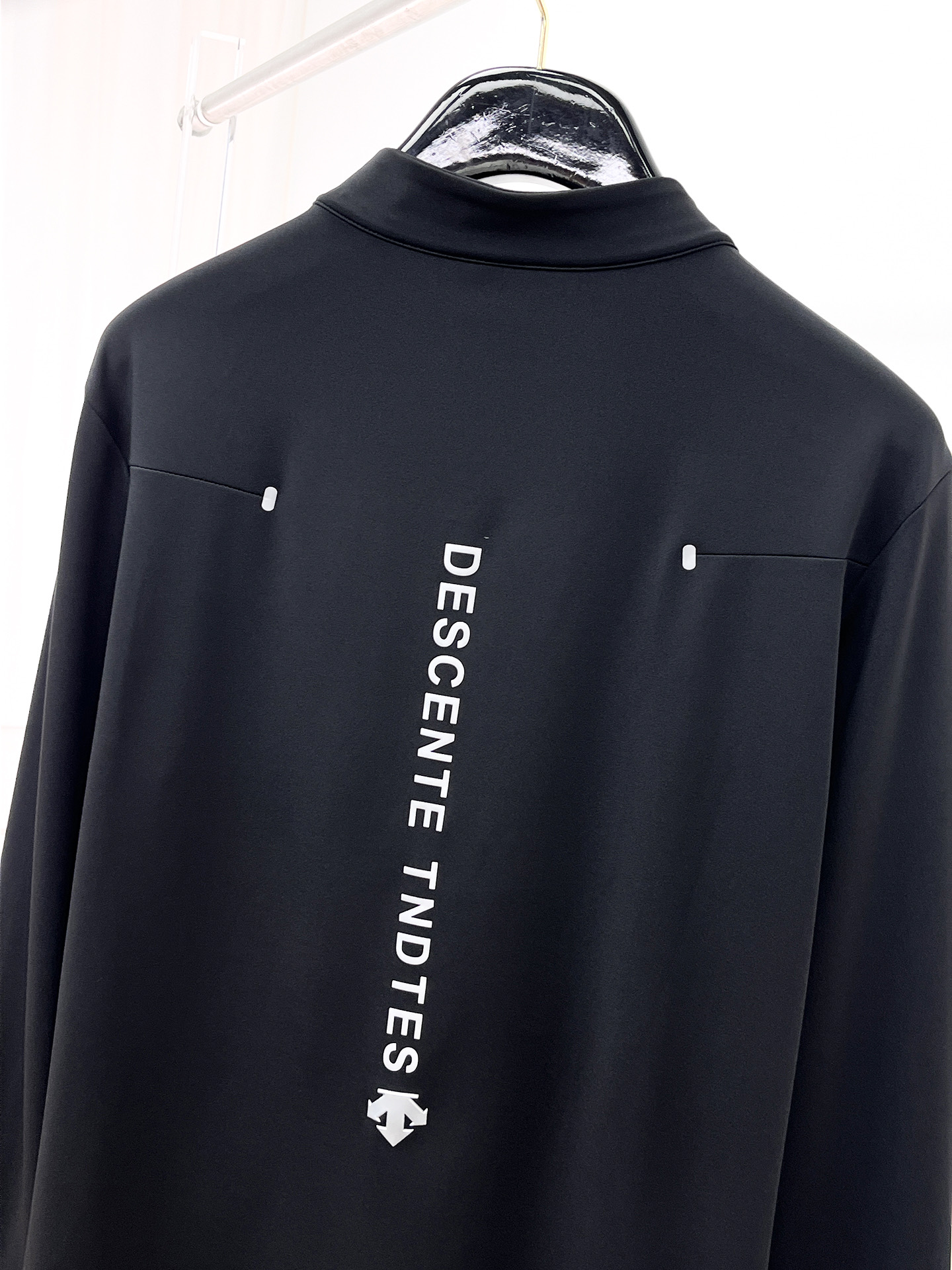 P迪桑特 25ss早秋【新品】圆领打底衫单穿卫衣爆款 超前卫设计风格 细腻舒适 穿着非常轻便不易起皱。多