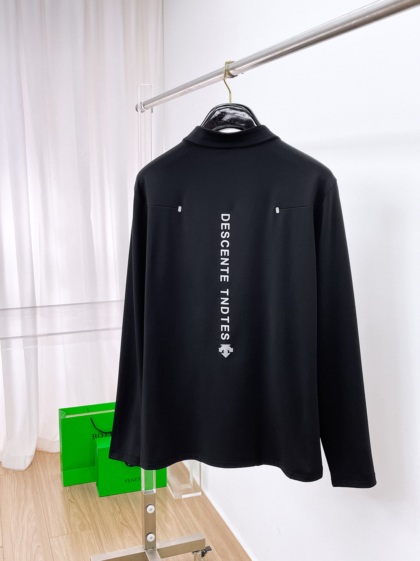 P迪桑特 25ss早秋【新品】圆领打底衫单穿卫衣爆款 超前卫设计风格 细腻舒适 穿着非常轻便不易起皱。多