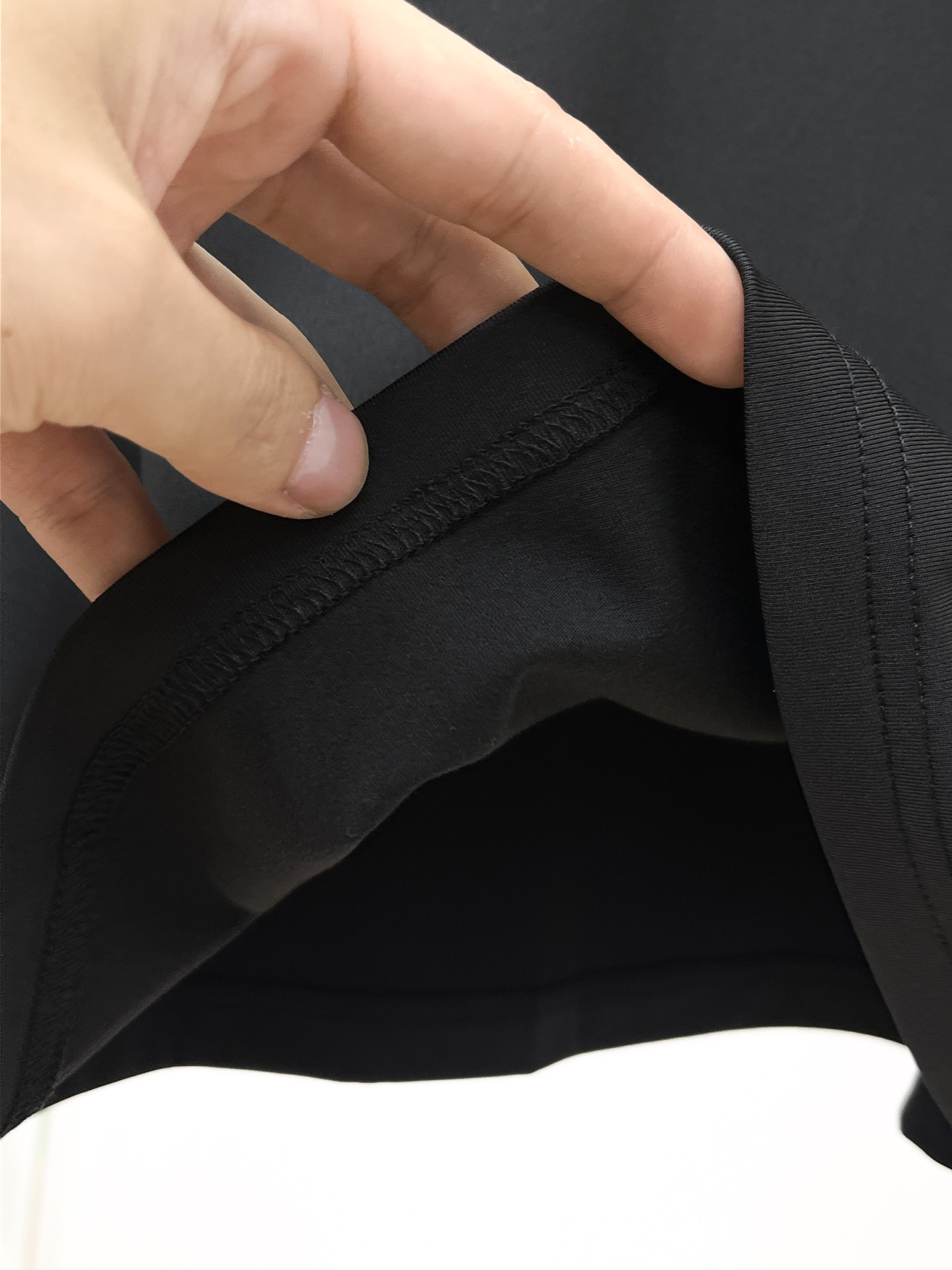 P迪桑特 25ss早秋【新品】圆领打底衫单穿卫衣爆款 超前卫设计风格 细腻舒适 穿着非常轻便不易起皱。多