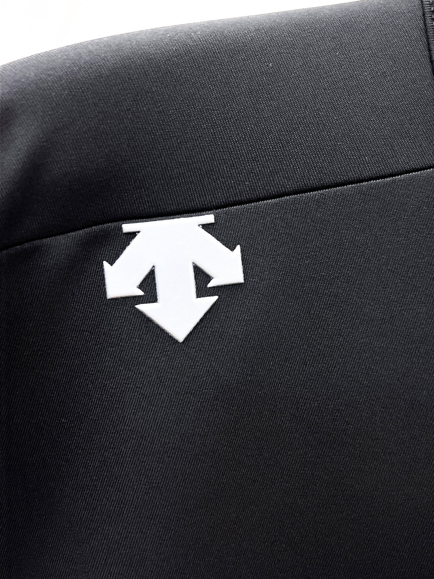 P迪桑特 25ss早秋【新品】圆领打底衫单穿卫衣爆款 超前卫设计风格 细腻舒适 穿着非常轻便不易起皱。多