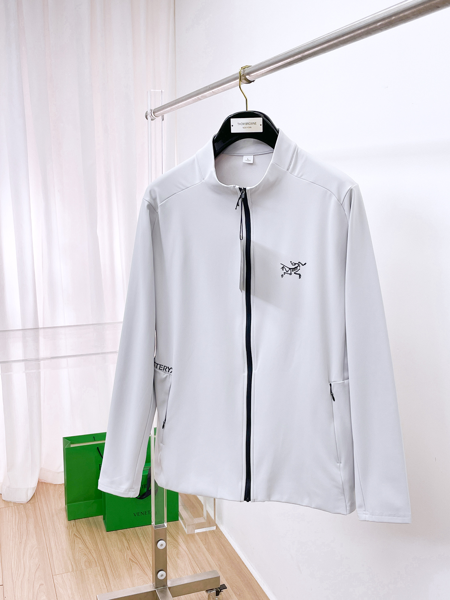 NO:601905,Arc'teryx 25ss Early Autumn [New Product] Windbreaker Jacket Hot Style New Casual Fashion Jacket at the Autumn and Winter Counter!  Ultra-avant-garde design style, delicate and comfortable, very light to wear and not easy to wrinkle. Multiple craftsmanship. The overall design is quite visual. The upper body is casual and stylish, with a certain degree of stiffness. It is definitely at the forefront of fashion. It is recommended for urban leisure. Size M-3XL, arc'teryx, jackets & coats, jackets & coats, alexander wang19860909始祖鸟 25ss早秋【新品】风衣夹克外套爆款 秋冬专柜新款休闲时尚夹克外套！超前卫设计风格 细腻舒适 穿着非常轻便不易起皱.多重重工艺 整体的设计颇具视觉感,上身休闲有型,有一定的挺括度,绝对走在时尚最尖端的气质感推荐,都市休闲必备.码数M-3XL,arc'teryx,jackets & coats,jackets & coats,alexander wang,Men's clothing