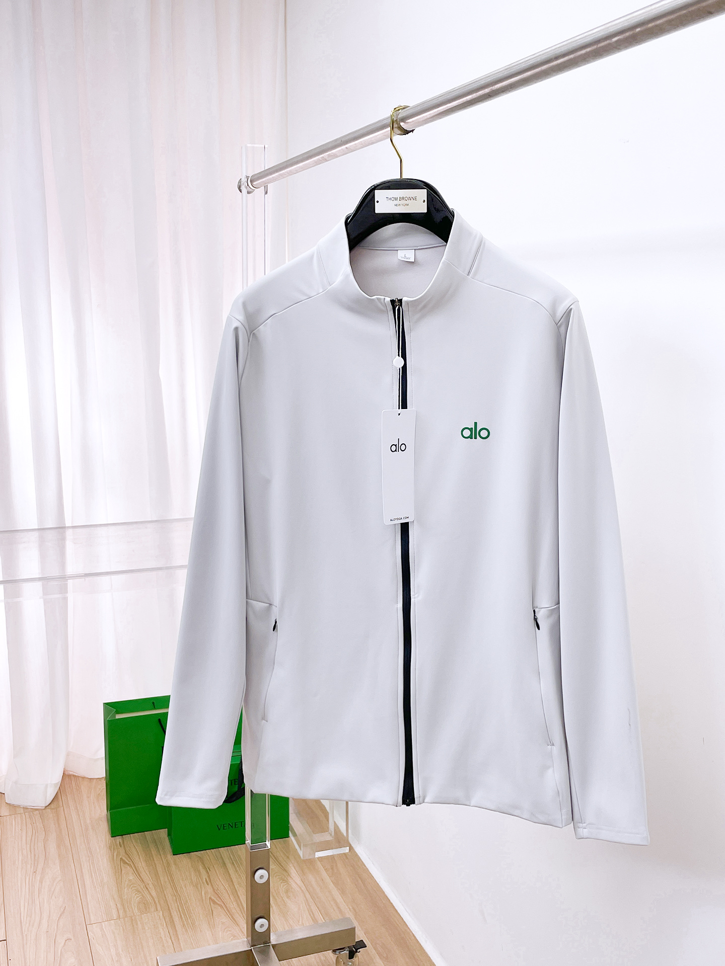 NO:684060,alo 25ss early autumn [new product] windbreaker jacket hot style new casual fashion jacket autumn and winter counter!  Ultra-avant-garde design style, delicate and comfortable, very light to wear and not easy to wrinkle. Multiple craftsmanship. The overall design is quite visual. The upper body is casual and stylish, with a certain degree of stiffness. It is definitely at the forefront of fashion. It is recommended for urban leisure. Size M-3XL,,jackets & coats,jackets & coats,19860909alo 25ss早秋【新品】风衣夹克外套爆款 秋冬专柜新款休闲时尚夹克外套！超前卫设计风格 细腻舒适 穿着非常轻便不易起皱.多重重工艺 整体的设计颇具视觉感,上身休闲有型,有一定的挺括度,绝对走在时尚最尖端的气质感推荐,都市休闲必备.码数M-3XL,,jackets & coats,jackets & coats,,Men's clothing