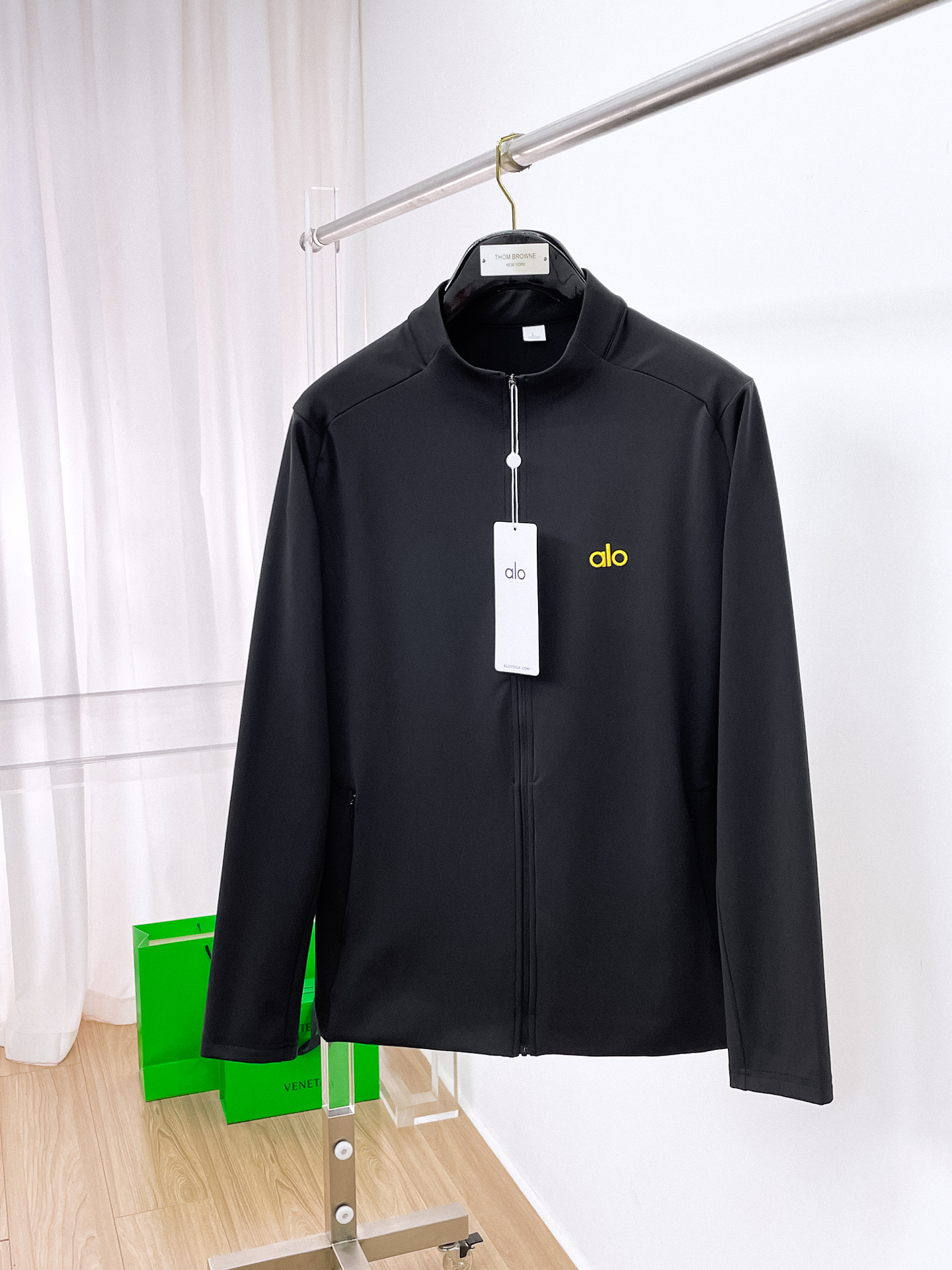 NO:601901,alo 25ss early autumn [new product] windbreaker jacket hot style new casual fashion jacket autumn and winter counter!  Ultra-avant-garde design style, delicate and comfortable, very light to wear and not easy to wrinkle. Multiple craftsmanship. The overall design is quite visual. The upper body is casual and stylish, with a certain degree of stiffness. It is definitely at the forefront of fashion. It is recommended for urban leisure. Size M-3XL,,jackets & coats,jackets & coats,alexander wang19860909alo 25ss早秋【新品】风衣夹克外套爆款 秋冬专柜新款休闲时尚夹克外套！超前卫设计风格 细腻舒适 穿着非常轻便不易起皱.多重重工艺 整体的设计颇具视觉感,上身休闲有型,有一定的挺括度,绝对走在时尚最尖端的气质感推荐,都市休闲必备.码数M-3XL,,jackets & coats,jackets & coats,alexander wang,Men's clothing