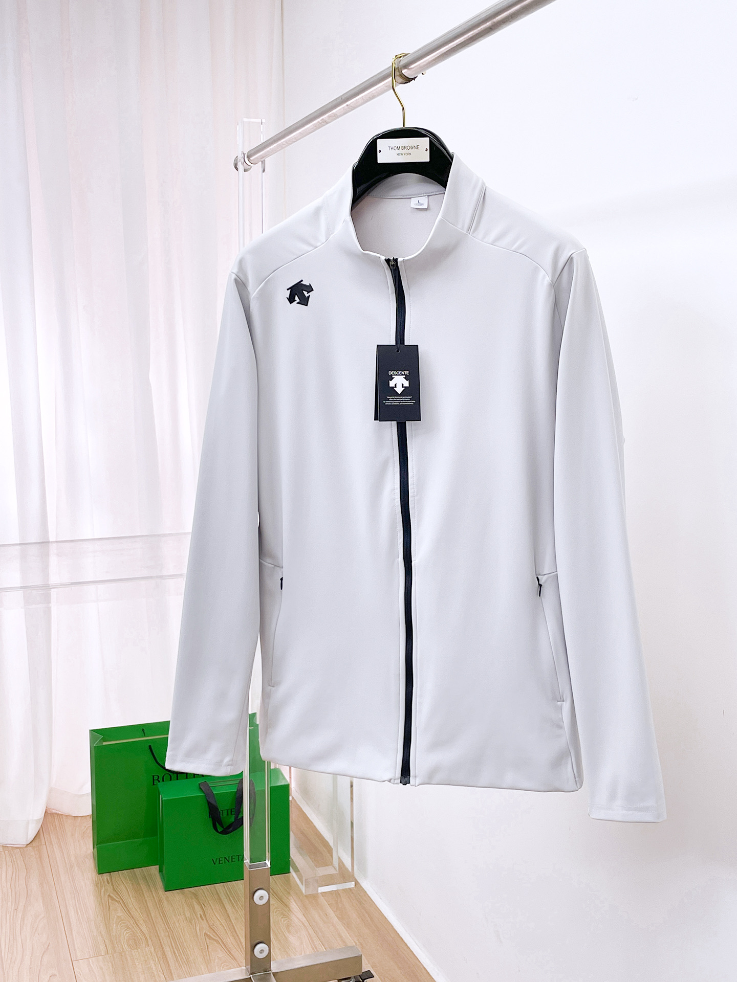 NO:601903,Descente 25ss early autumn [new product] windbreaker jacket hot style new casual fashion jacket autumn and winter counter!  Ultra-avant-garde design style, delicate and comfortable, very light to wear and not easy to wrinkle. Multiple craftsmanship. The overall design is quite visual. The upper body is casual and stylish, with a certain degree of stiffness. It is definitely at the forefront of fashion. It is recommended for urban leisure. Size M-3XL,,jackets & coats,jackets & coats,alexander wang19860909迪桑特 25ss早秋【新品】风衣夹克外套爆款 秋冬专柜新款休闲时尚夹克外套！超前卫设计风格 细腻舒适 穿着非常轻便不易起皱.多重重工艺 整体的设计颇具视觉感,上身休闲有型,有一定的挺括度,绝对走在时尚最尖端的气质感推荐,都市休闲必备.码数M-3XL,,jackets & coats,jackets & coats,alexander wang,Men's clothing