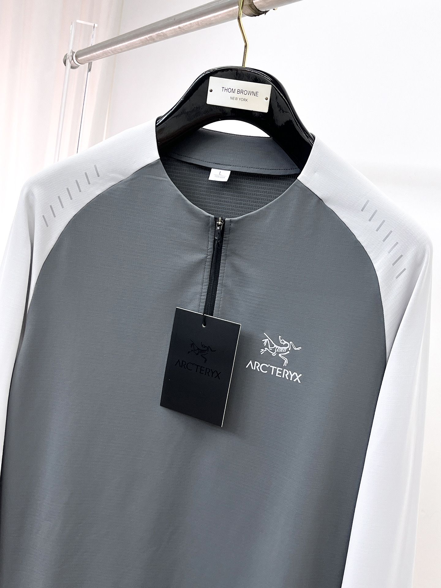 P始祖鸟25ss早秋【新品】圆领打底衫单穿卫衣爆款 超前卫设计风格 细腻舒适 穿着非常轻便不易起皱。多重