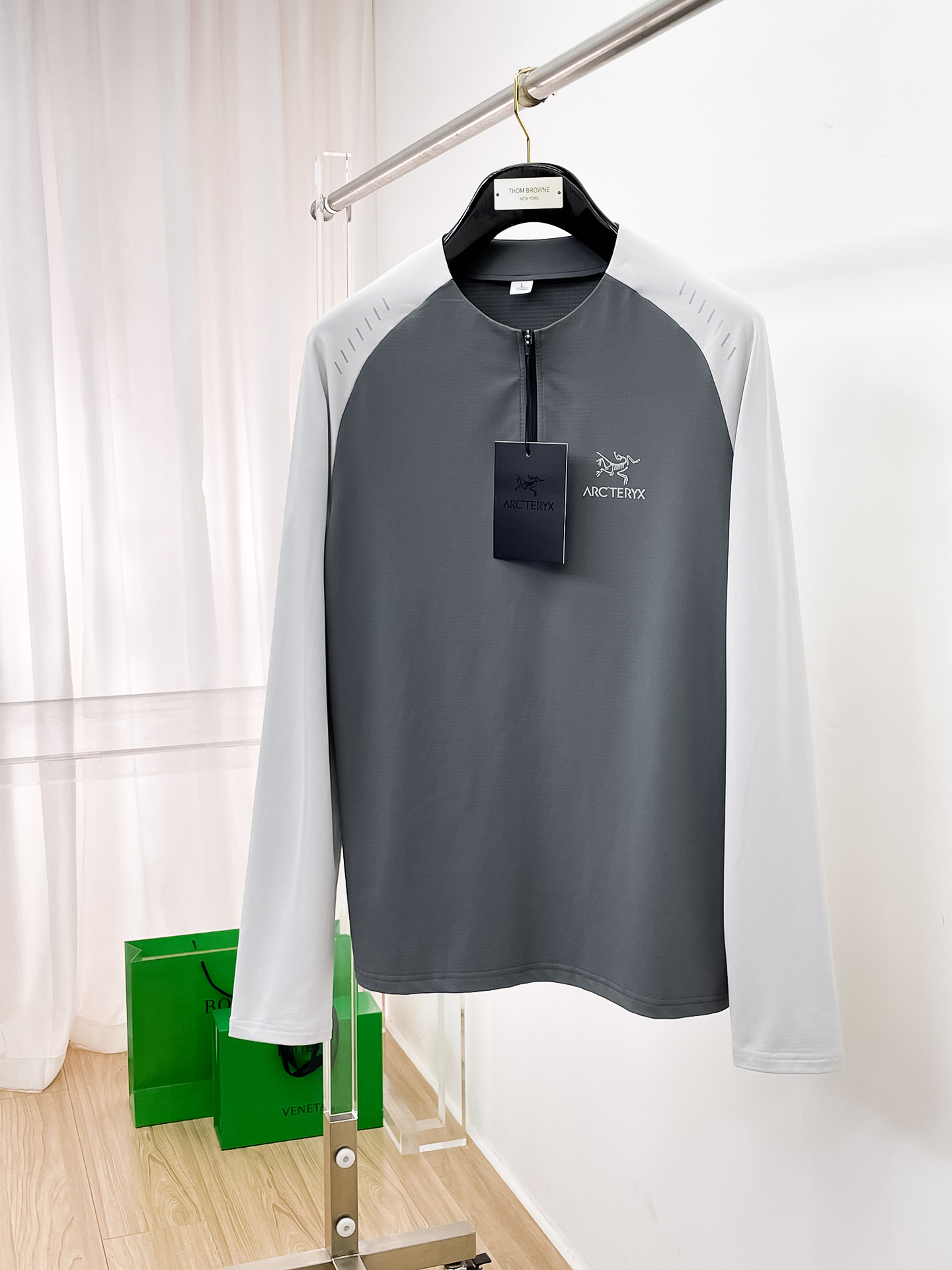 NO:601894,Arc'teryx 25ss early autumn [new product] round neck bottoming shirt is a popular single-wear sweatshirt. Ultra-avant-garde design style. Delicate and comfortable. Very light and not easy to wrinkle. Multiple craftsmanship. The overall design is quite visual. The upper body is casual and stylish, with a certain degree of stiffness. It is definitely recommended for the temperament that is at the forefront of fashion. It is a must-have for urban leisure. Size M-3XL, arc'teryx, hoodie, sweatshirts, alexander wang19860909始祖鸟25ss早秋【新品】圆领打底衫单穿卫衣爆款 超前卫设计风格 细腻舒适 穿着非常轻便不易起皱.多重重工艺 整体的设计颇具视觉感,上身休闲有型,有一定的挺括度,绝对走在时尚最尖端的气质感推荐,都市休闲必备.码数M-3XL,arc'teryx,hoodie,sweatshirts,alexander wang,Men's clothing