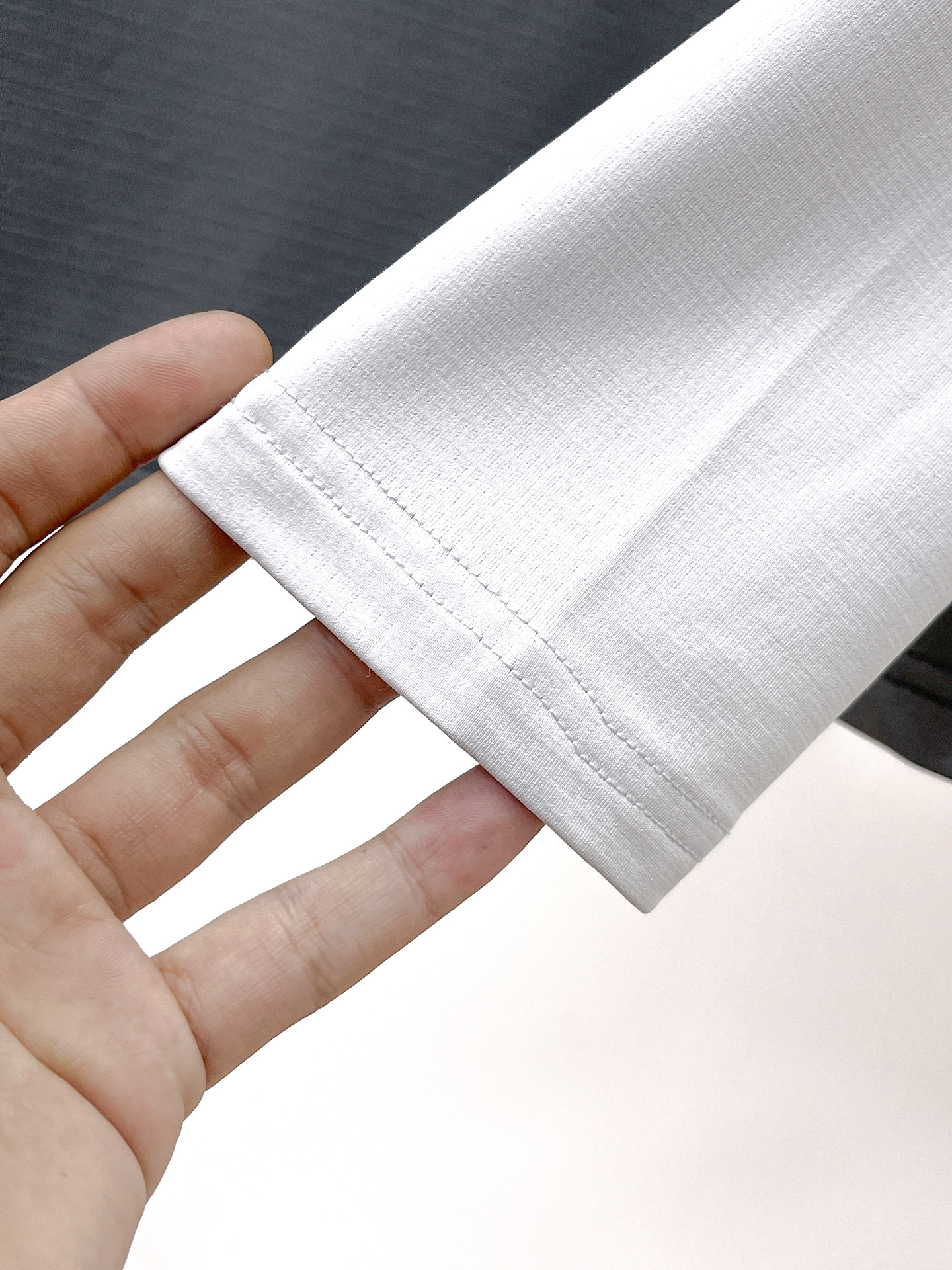 P始祖鸟25ss早秋【新品】圆领打底衫单穿卫衣爆款 超前卫设计风格 细腻舒适 穿着非常轻便不易起皱。多重