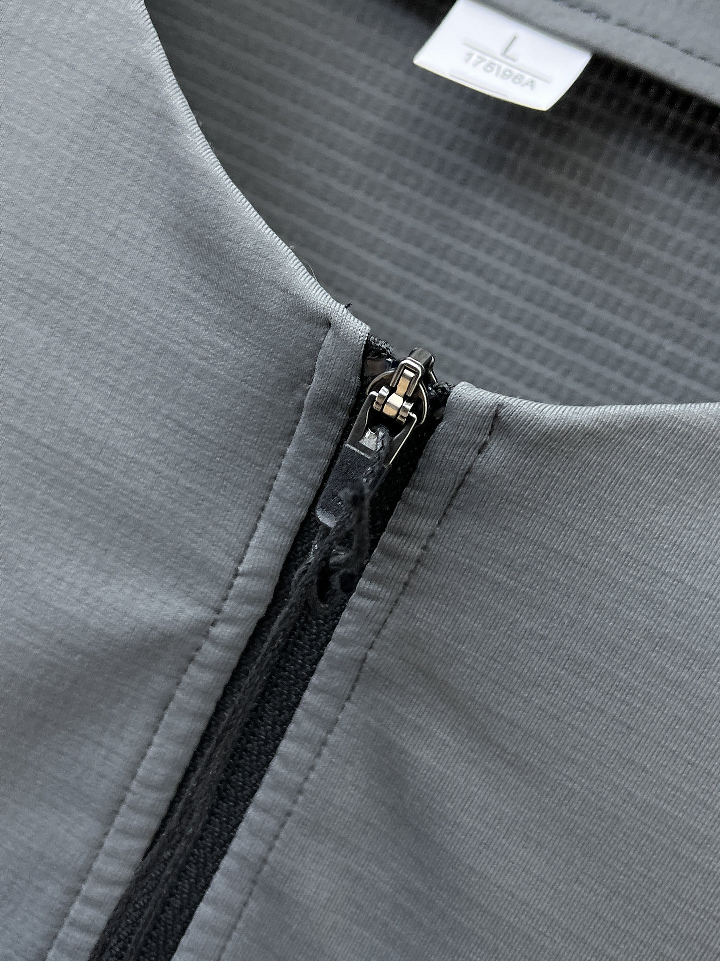 P始祖鸟25ss早秋【新品】圆领打底衫单穿卫衣爆款 超前卫设计风格 细腻舒适 穿着非常轻便不易起皱。多重