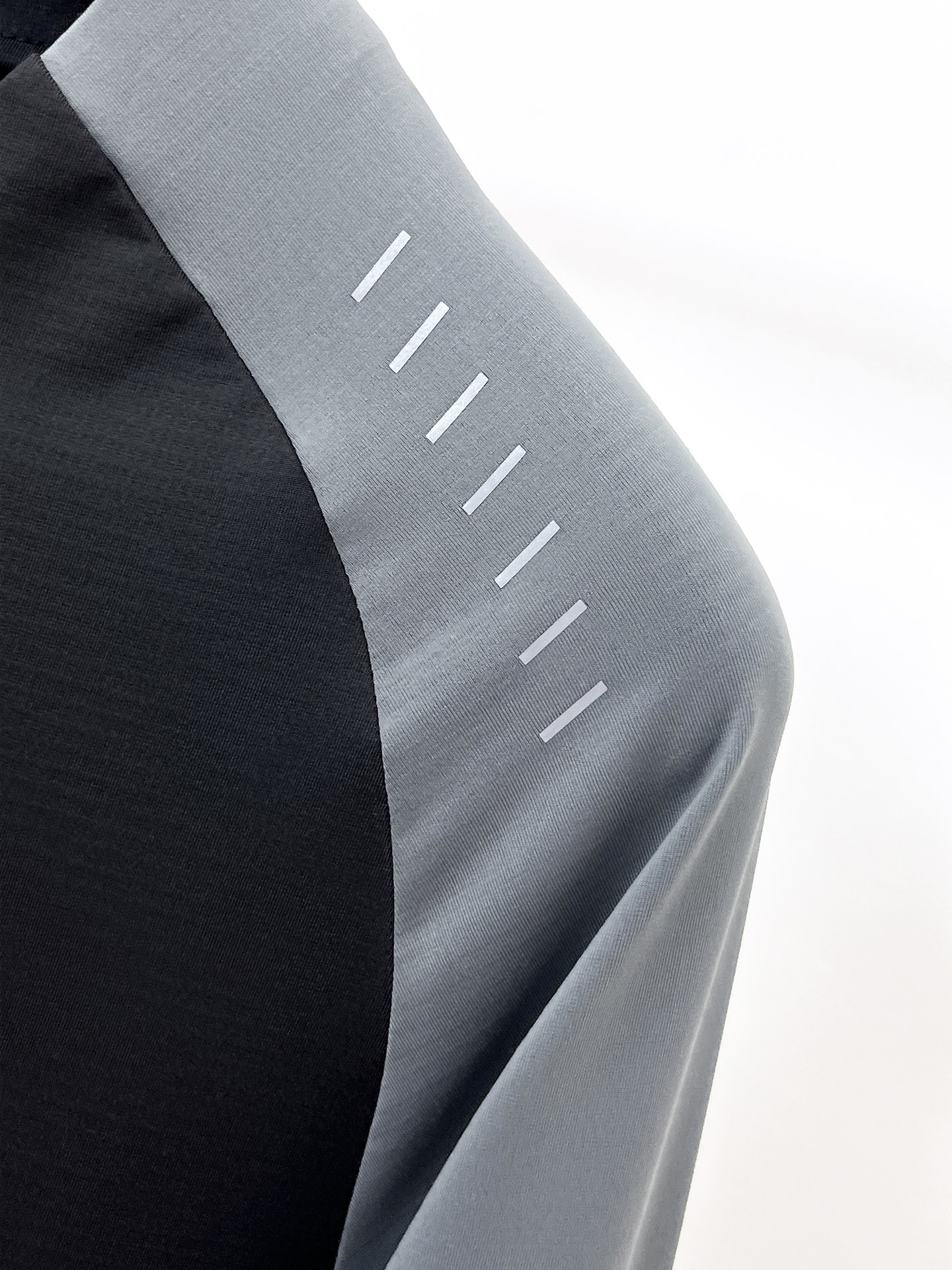 P始祖鸟25ss早秋【新品】圆领打底衫单穿卫衣爆款 超前卫设计风格 细腻舒适 穿着非常轻便不易起皱。多重