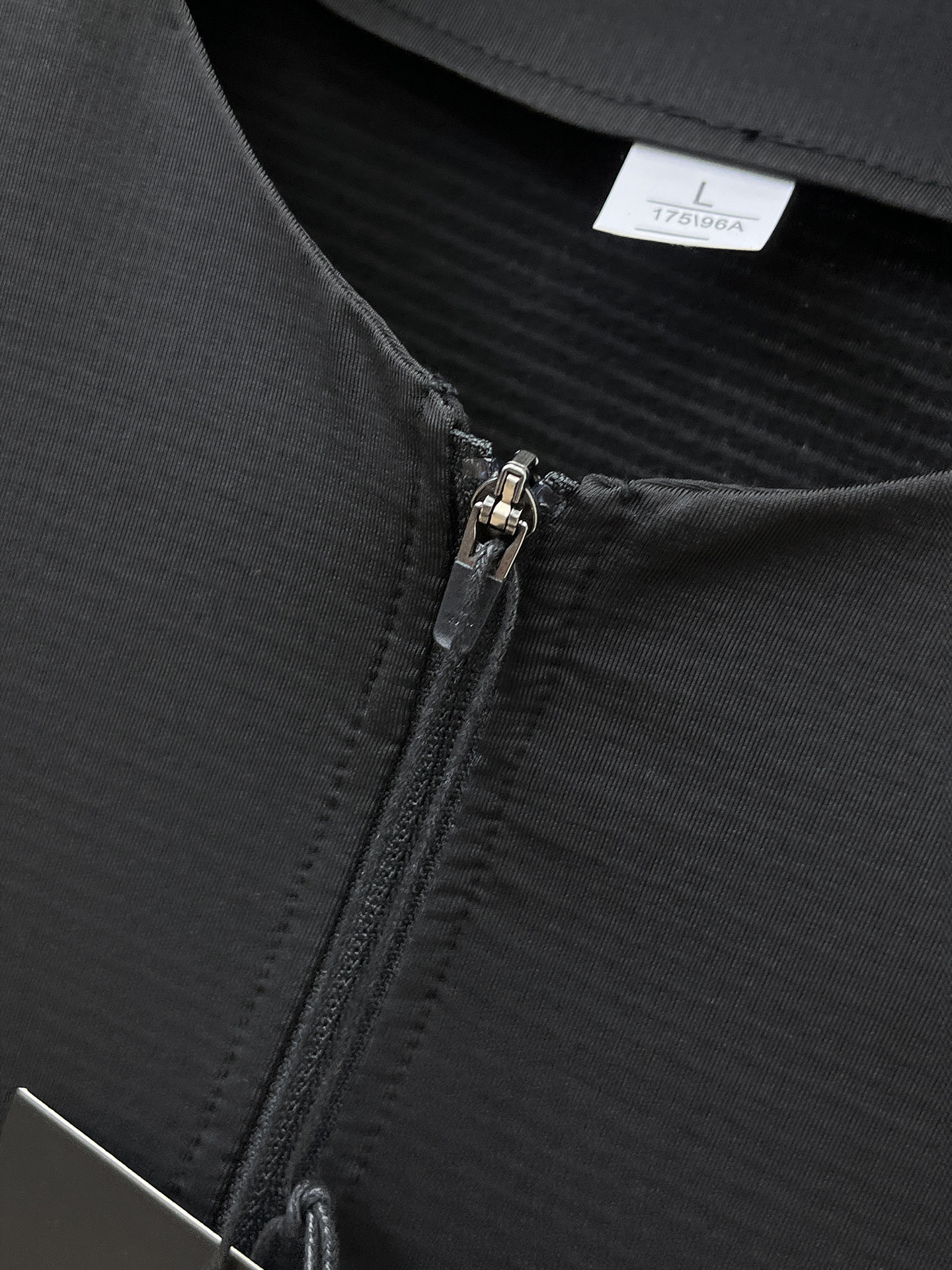 P始祖鸟25ss早秋【新品】圆领打底衫单穿卫衣爆款 超前卫设计风格 细腻舒适 穿着非常轻便不易起皱。多重