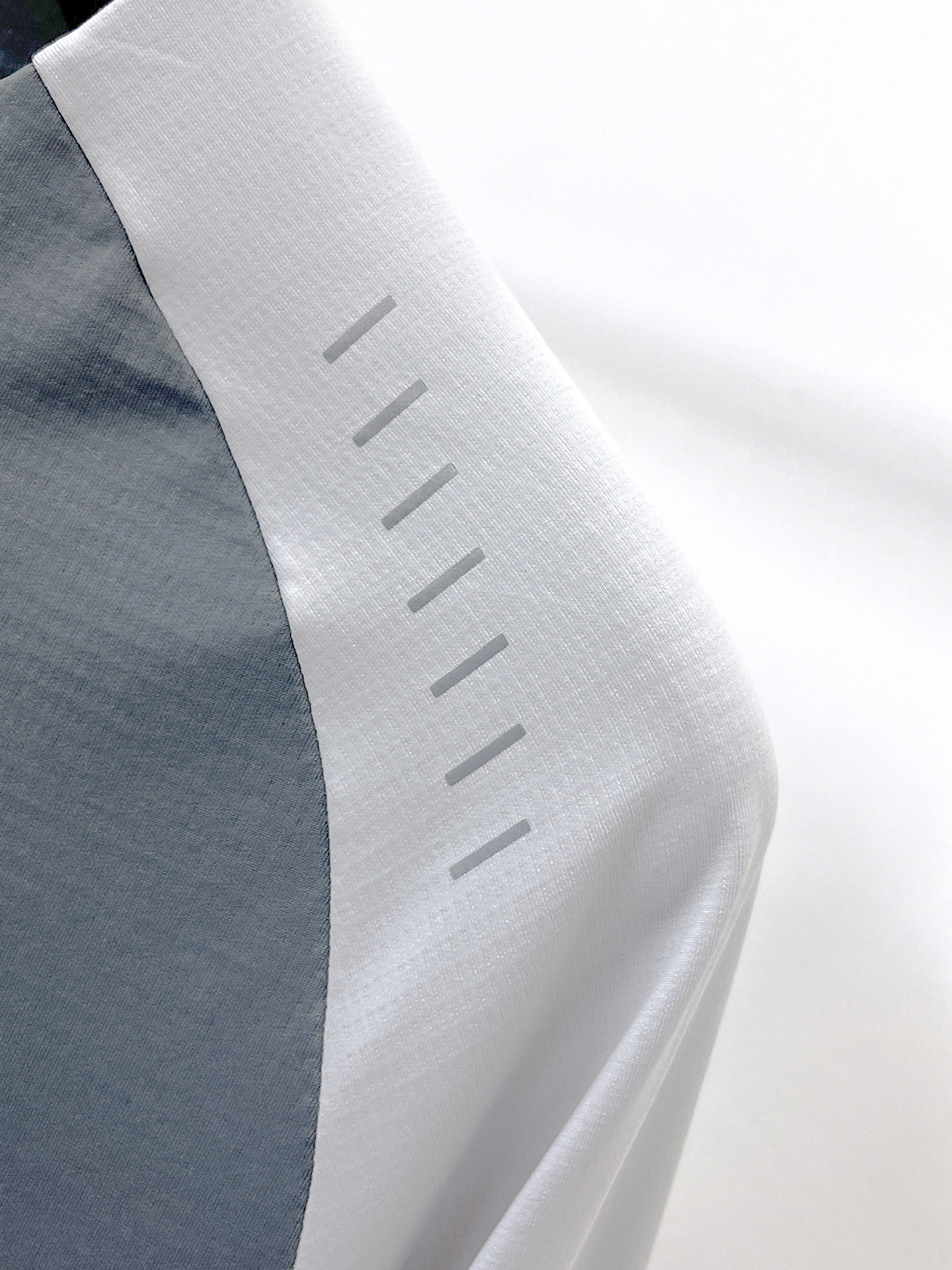 P科隆 25ss早秋【新品】圆领打底衫单穿卫衣爆款 超前卫设计风格 细腻舒适 穿着非常轻便不易起皱。多重