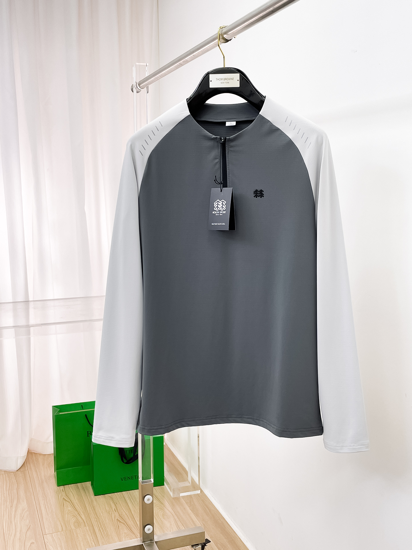 NO:601895,Cologne 25ss early autumn [new product] round neck bottoming shirt is popular for single-wear sweatshirts. Ultra-avant-garde design style, delicate and comfortable, very light and not easy to wrinkle. Multiple craftsmanship. The overall design is quite visual, the upper body is casual and stylish, and has a certain degree of stiffness. It is definitely recommended for the temperament that is at the forefront of fashion. It is a must-have for urban leisure. Size M-3XL, hoodie, sweatshirts, alexander wang19860909科隆 25ss早秋【新品】圆领打底衫单穿卫衣爆款 超前卫设计风格 细腻舒适 穿着非常轻便不易起皱.多重重工艺 整体的设计颇具视觉感,上身休闲有型,有一定的挺括度,绝对走在时尚最尖端的气质感推荐,都市休闲必备.码数M-3XL,,hoodie,sweatshirts,alexander wang,Men's clothing