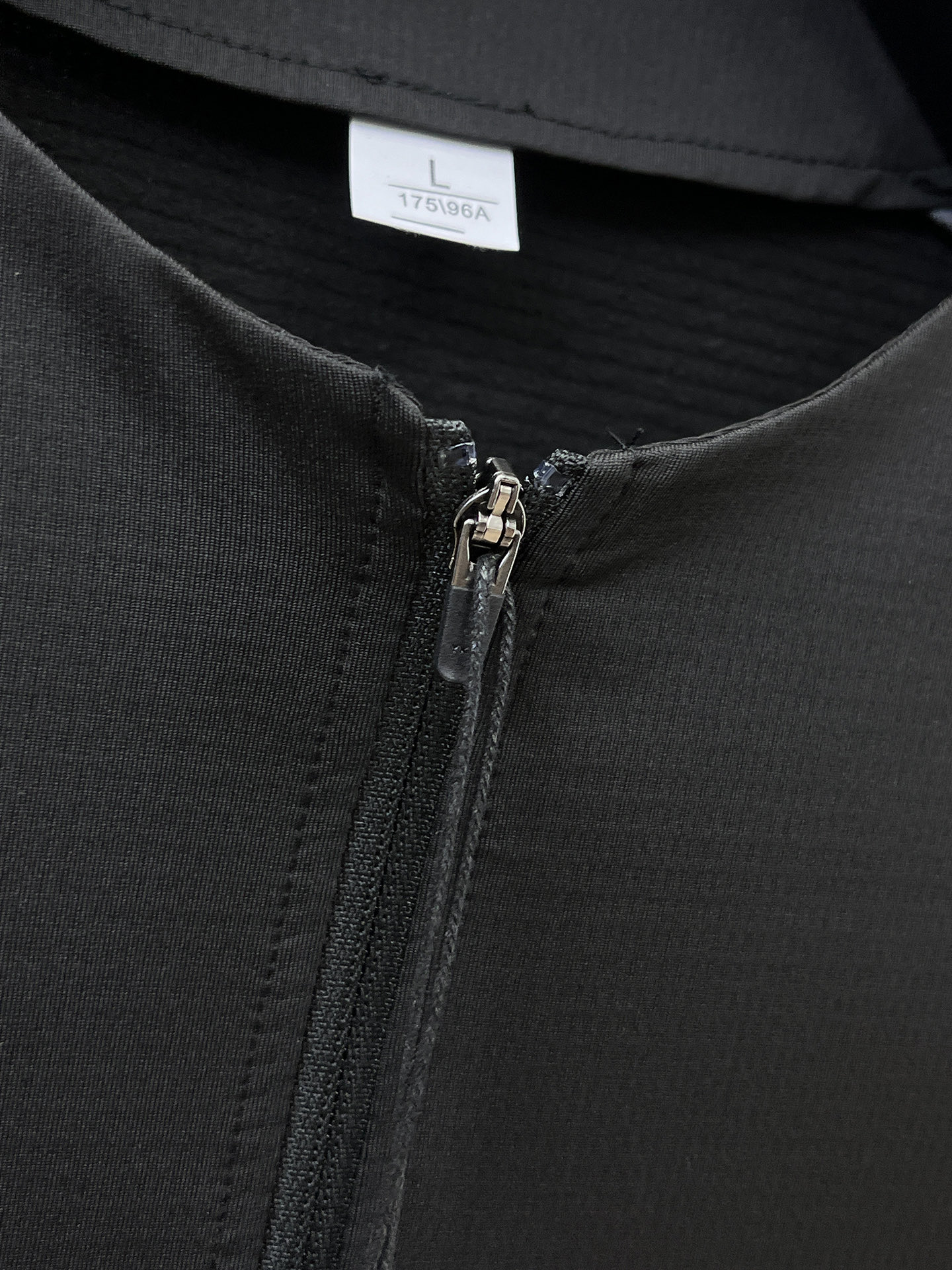 P科隆 25ss早秋【新品】圆领打底衫单穿卫衣爆款 超前卫设计风格 细腻舒适 穿着非常轻便不易起皱。多重