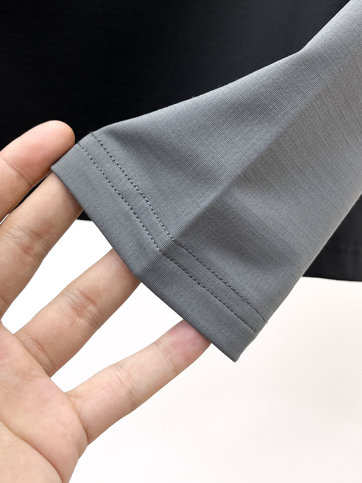 P科隆 25ss早秋【新品】圆领打底衫单穿卫衣爆款 超前卫设计风格 细腻舒适 穿着非常轻便不易起皱。多重