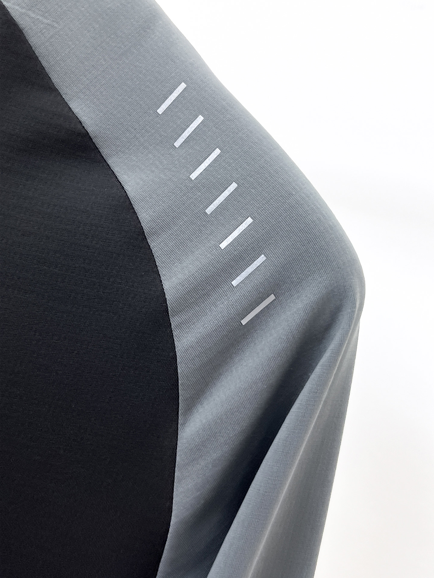 P科隆 25ss早秋【新品】圆领打底衫单穿卫衣爆款 超前卫设计风格 细腻舒适 穿着非常轻便不易起皱。多重