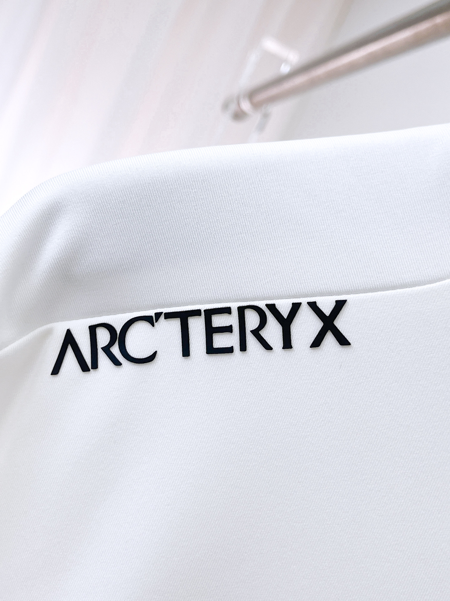 P始祖鸟25ss早秋【新品】圆领打底衫单穿卫衣爆款 超前卫设计风格 细腻舒适 穿着非常轻便不易起皱。多重