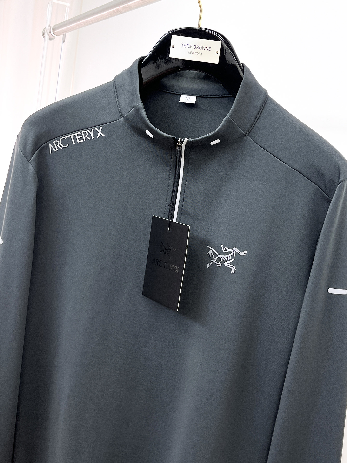 P始祖鸟25ss早秋【新品】圆领打底衫单穿卫衣爆款 超前卫设计风格 细腻舒适 穿着非常轻便不易起皱。多重