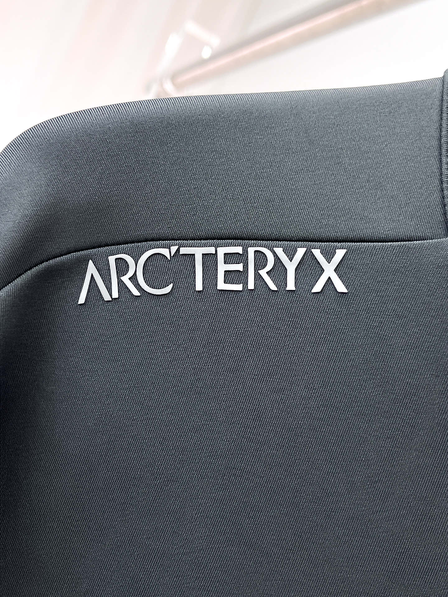 P始祖鸟25ss早秋【新品】圆领打底衫单穿卫衣爆款 超前卫设计风格 细腻舒适 穿着非常轻便不易起皱。多重