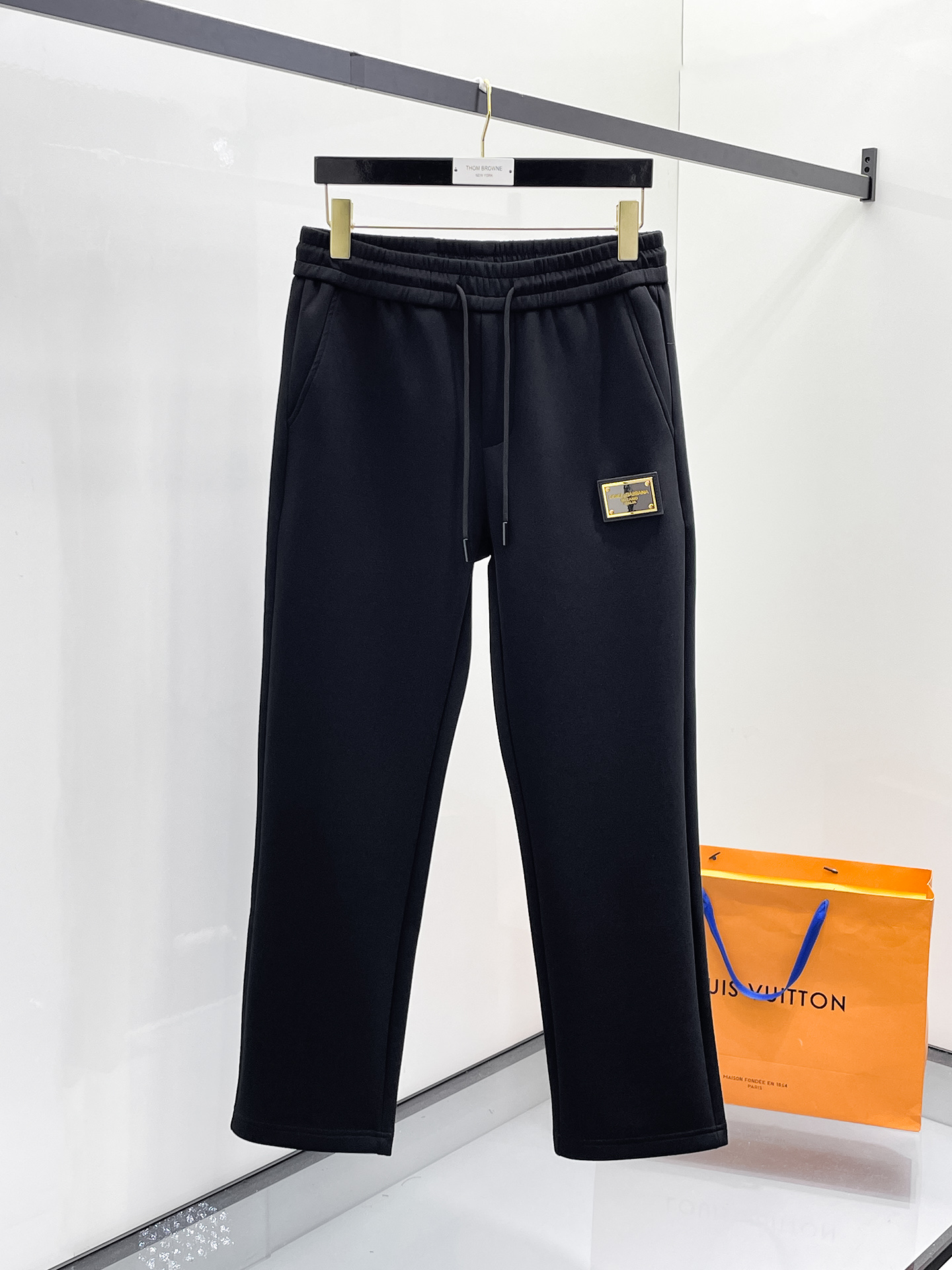 NO:654945,DG 2025 autumn and winter men's clothing counter official website new product air layer cotton, hot-selling fabric, super popular recommendation, must-have men's trousers in autumn and winter, the front is decorated with classic icon embroidery elements, the design interprets the essence of the brand, casual pants made of air layer fabric, soft and draping, comfortable and breathable, clear texture, natural cotton feel, highly recommended!  Size..M-3XL,,alexander wang19860909DG 2025秋冬男装专柜官网新品空气层棉 爆款面料超好人气推荐秋冬必备男士长裤正面饰有经典图标刺绣元素设计诠释品牌精髓,空气层面料休闲裤制成,柔软垂顺,舒适透气、纹理清晰、棉感自然,强烈推荐！尺码..M-3XL,,alexander wang,Men's clothing