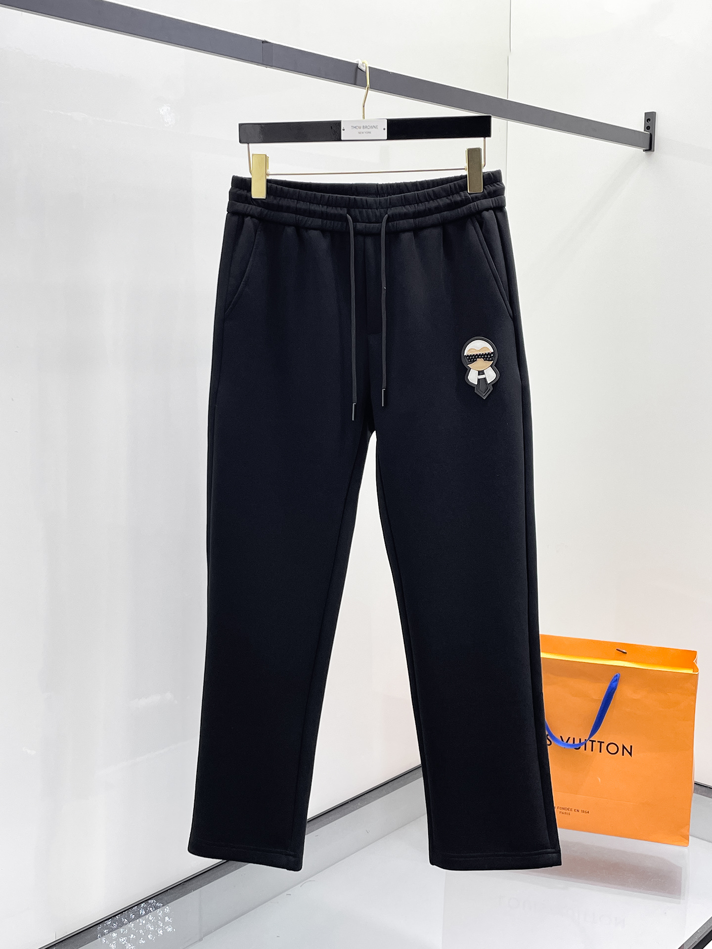 NO:654907,Fendi 2025 Autumn and Winter Men's Clothing Counter official website new product air layer cotton. The popular fabric is super popular and recommended. The must-have men's trousers for autumn and winter are decorated with classic icon embroidery elements on the front. The design interprets the essence of the brand. Casual pants made of air layer fabric are soft and draping, comfortable and breathable, with clear texture and natural cotton feel. Highly recommended!  Size..M-3XL,,fendi,alexander wang19860909芬迪 2025秋冬男装专柜官网新品空气层棉 爆款面料超好人气推荐秋冬必备男士长裤正面饰有经典图标刺绣元素设计诠释品牌精髓,空气层面料休闲裤制成,柔软垂顺,舒适透气、纹理清晰、棉感自然,强烈推荐！尺码..M-3XL,,fendi,alexander wang,Men's clothing