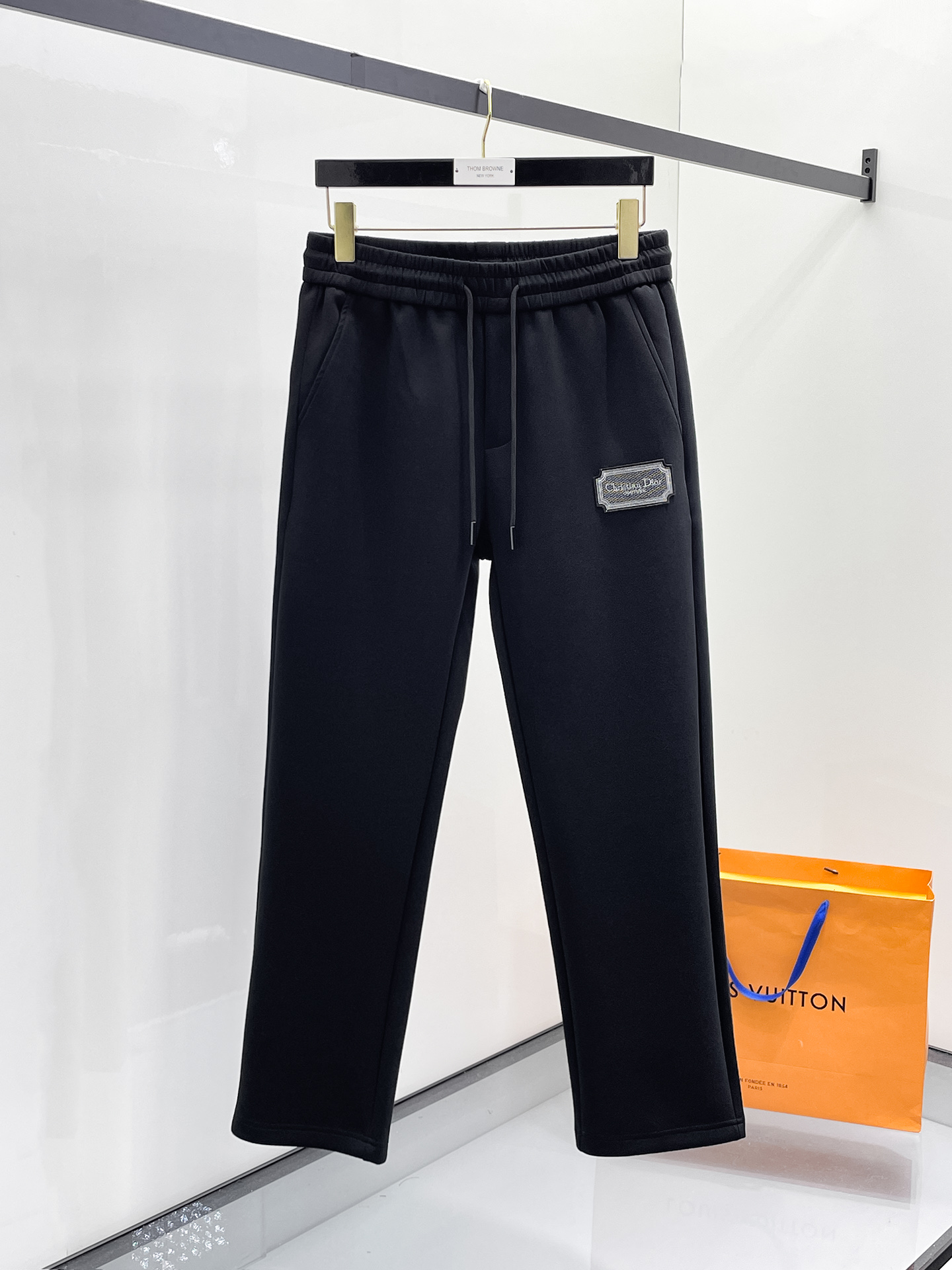 NO:654930,Dior's 2025 Autumn and Winter Men's Clothing Counter official website new product air layer cotton. The hot-selling fabric is super popular and recommended. The must-have men's trousers for autumn and winter are decorated with classic icon embroidery elements on the front. The design interprets the essence of the brand. Casual pants made of air layer fabric are soft and draping, comfortable and breathable, with clear texture and natural cotton feel. Highly recommended!  Size..M-3XL,,dior,alexander wang19860909迪奥 2025秋冬男装专柜官网新品空气层棉 爆款面料超好人气推荐秋冬必备男士长裤正面饰有经典图标刺绣元素设计诠释品牌精髓,空气层面料休闲裤制成,柔软垂顺,舒适透气、纹理清晰、棉感自然,强烈推荐！尺码..M-3XL,,dior,alexander wang,Men's clothing