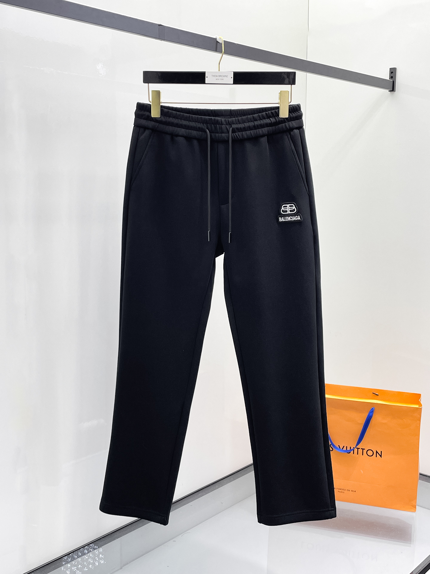 NO:654915,Balenciaga 2025 Autumn and Winter Men's Clothing Counter Official Website New Product Air Layer Cotton. The hot-selling fabric is super popular and recommended. The must-have men's trousers for autumn and winter are decorated with classic icon embroidery elements on the front. The design interprets the essence of the brand. Casual pants made of air layer fabric are soft and draping, comfortable and breathable, with clear texture and natural cotton feel. Highly recommended!  Size..M-3XL,,balenciaga,alexander wang19860909巴黎世家 2025秋冬男装专柜官网新品空气层棉 爆款面料超好人气推荐秋冬必备男士长裤正面饰有经典图标刺绣元素设计诠释品牌精髓,空气层面料休闲裤制成,柔软垂顺,舒适透气、纹理清晰、棉感自然,强烈推荐！尺码..M-3XL,,balenciaga,alexander wang,Men's clothing