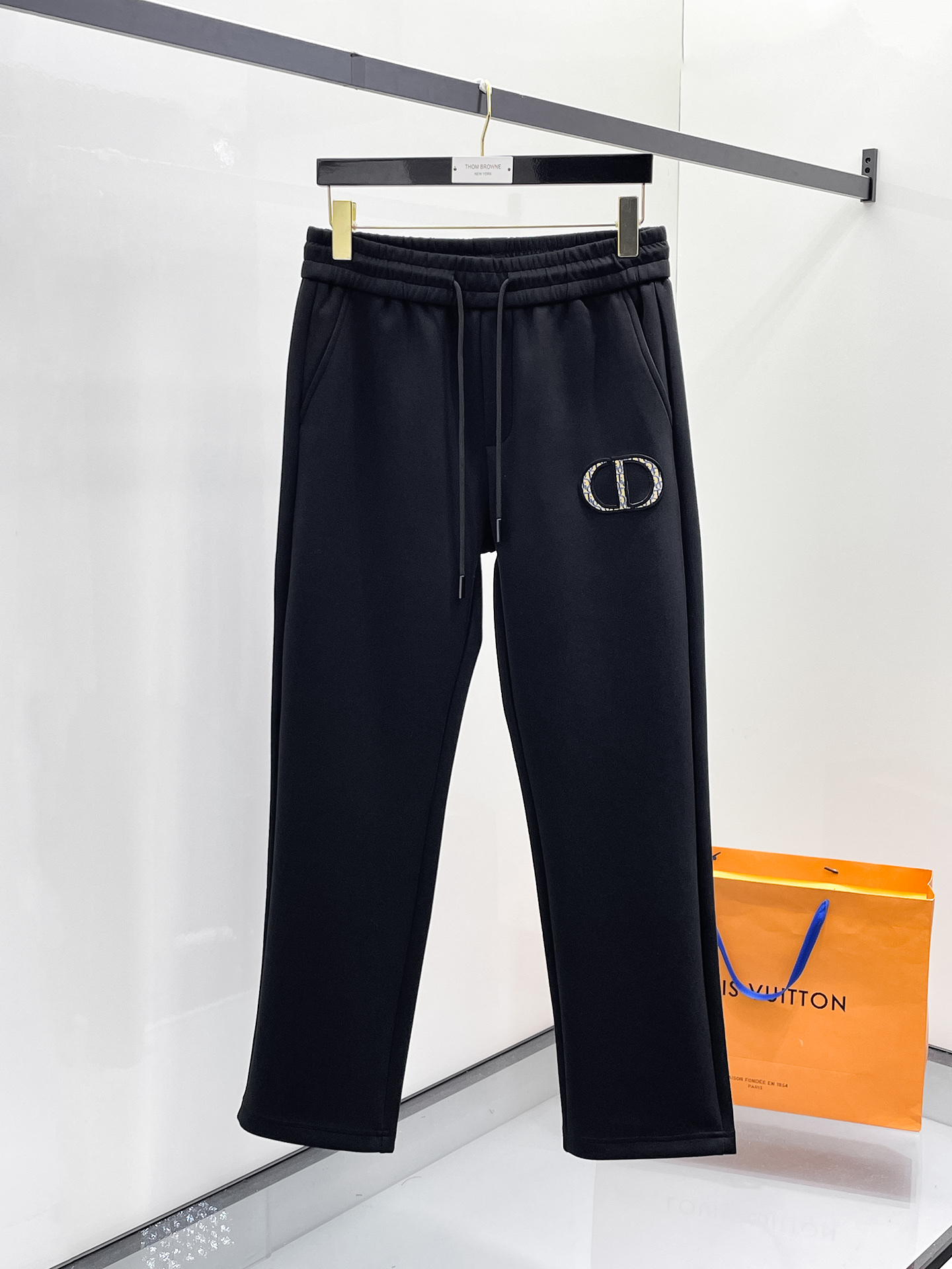 NO:654900,Dior's 2025 Autumn and Winter Men's Clothing Counter official website new product air layer cotton. The hot-selling fabric is super popular and recommended. The must-have men's trousers for autumn and winter are decorated with classic icon embroidery elements on the front. The design interprets the essence of the brand. Casual pants made of air layer fabric are soft and draping, comfortable and breathable, with clear texture and natural cotton feel. Highly recommended!  Size..M-3XL,,dior,alexander wang19860909迪奥 2025秋冬男装专柜官网新品空气层棉 爆款面料超好人气推荐秋冬必备男士长裤正面饰有经典图标刺绣元素设计诠释品牌精髓,空气层面料休闲裤制成,柔软垂顺,舒适透气、纹理清晰、棉感自然,强烈推荐！尺码..M-3XL,,dior,alexander wang,Men's clothing